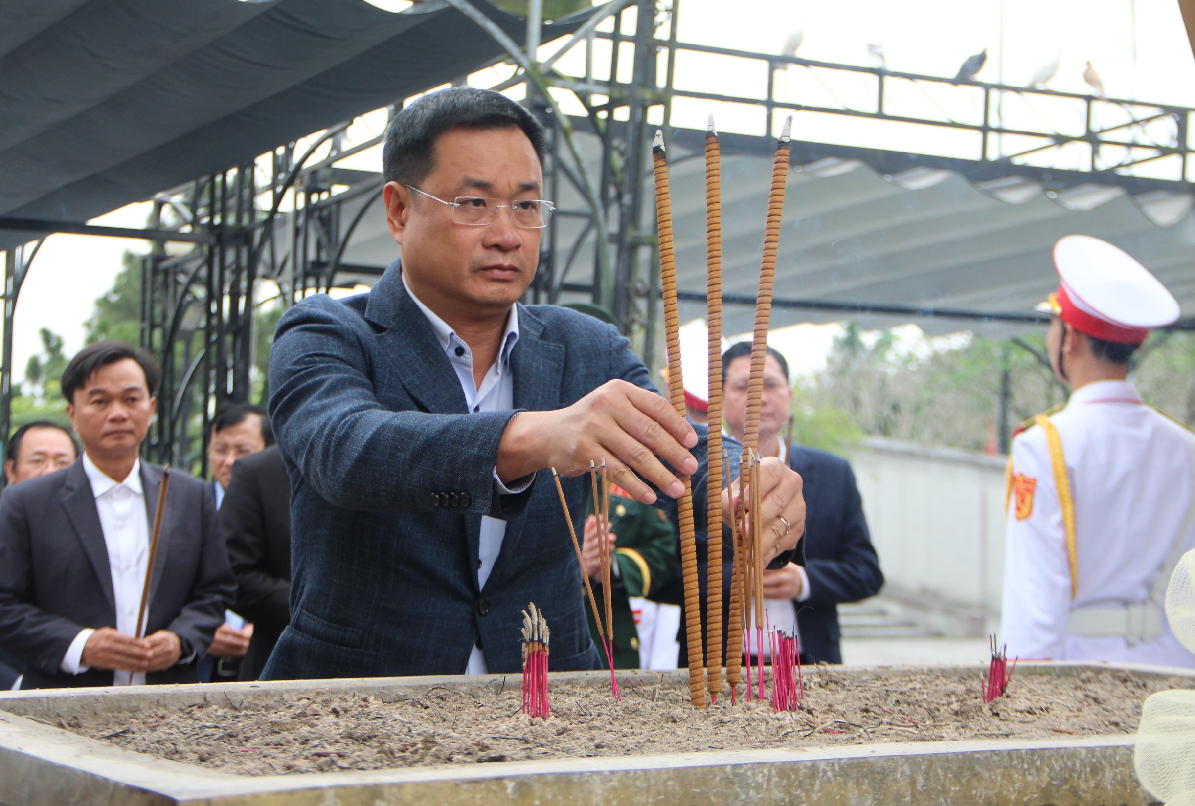 Lãnh đạo thành phố dâng hương tưởng niệm các anh hùng liệt sĩ tại Quảng Trị