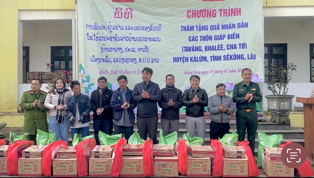 Xã A Vương và Hùng Sơn thăm trao tặng quà cho cụm bản huyện Kà Lừm, tỉnh Sê Kông (Lào)