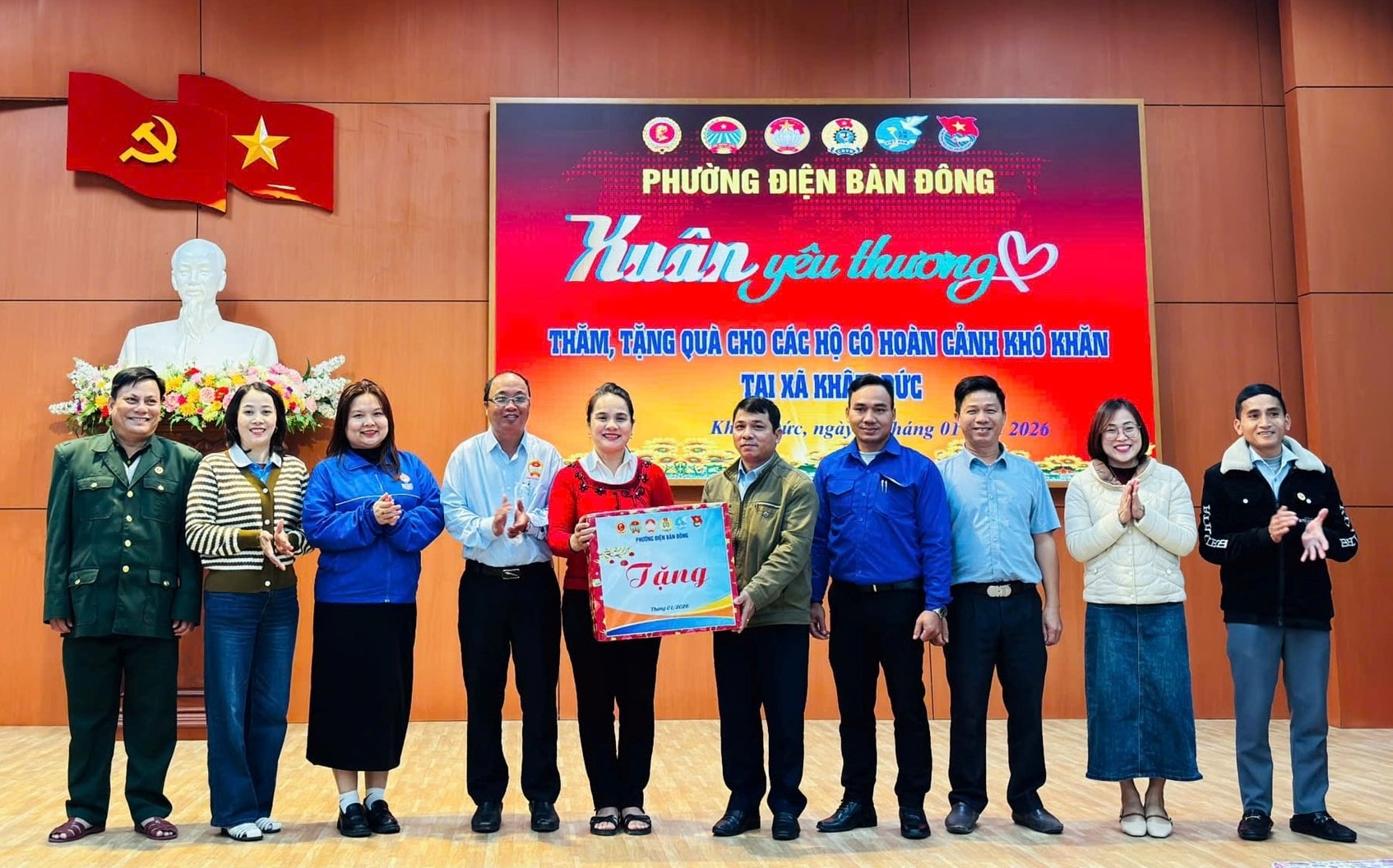 Phường Điện Bàn Đông tặng quà gần 150 triệu đồng tại xã Khâm Đức