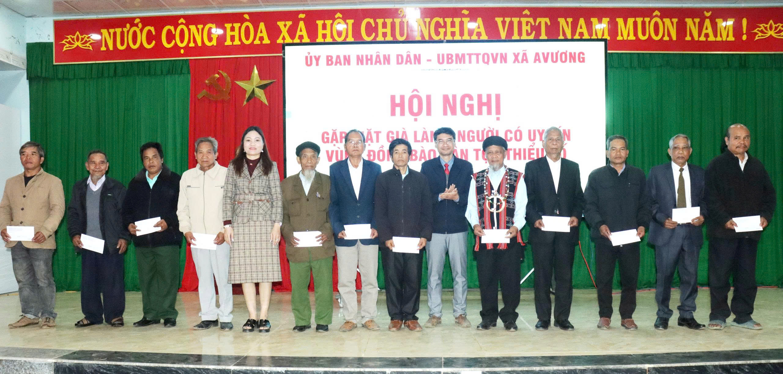 Xã Avương gặp mặt các vị già làng, người có uy tín nhân dịp đầu năm mới 2026