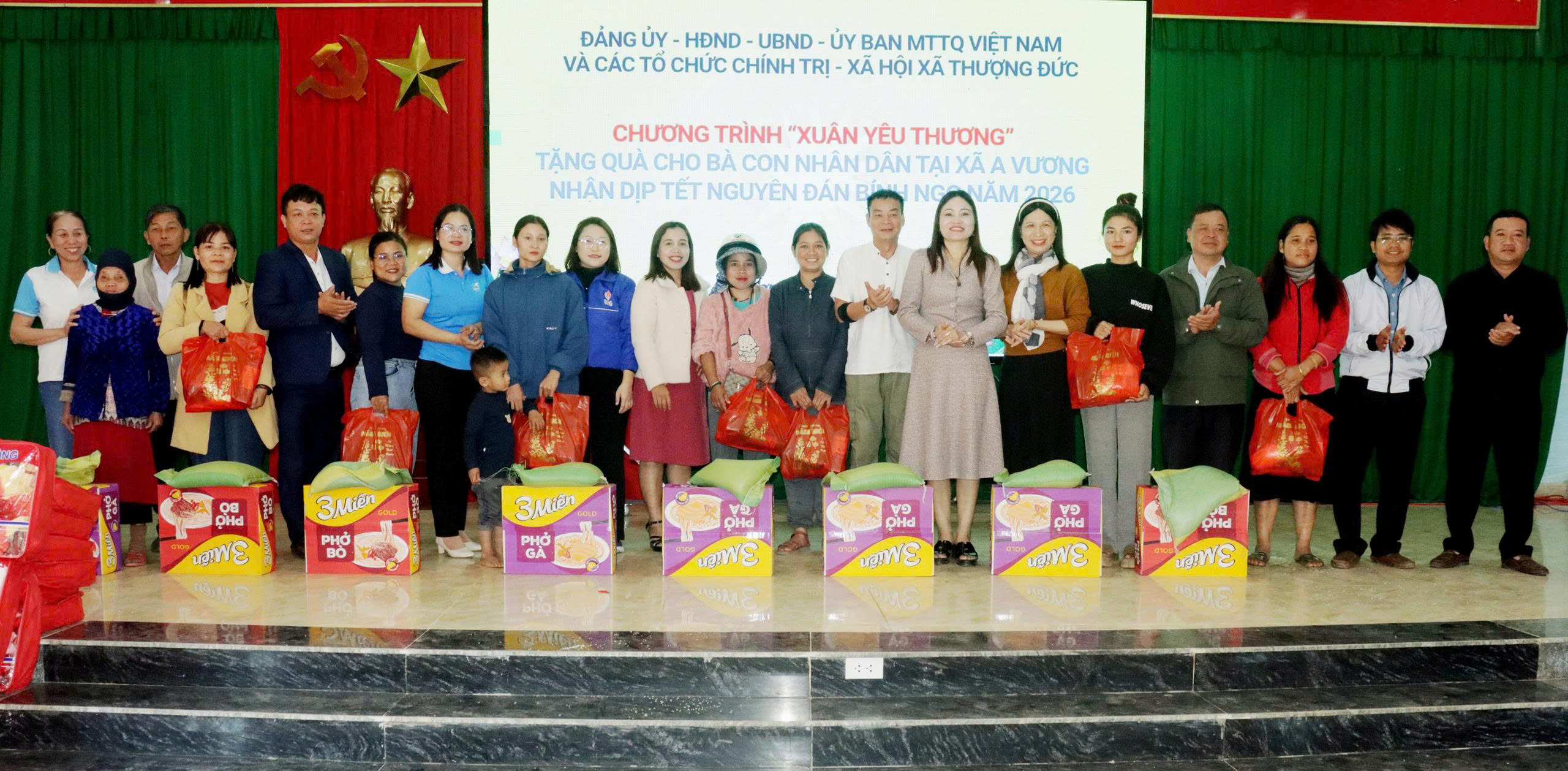 Xã Thượng Đức trao quà Tết cho người dân xã kết nghĩa Avương