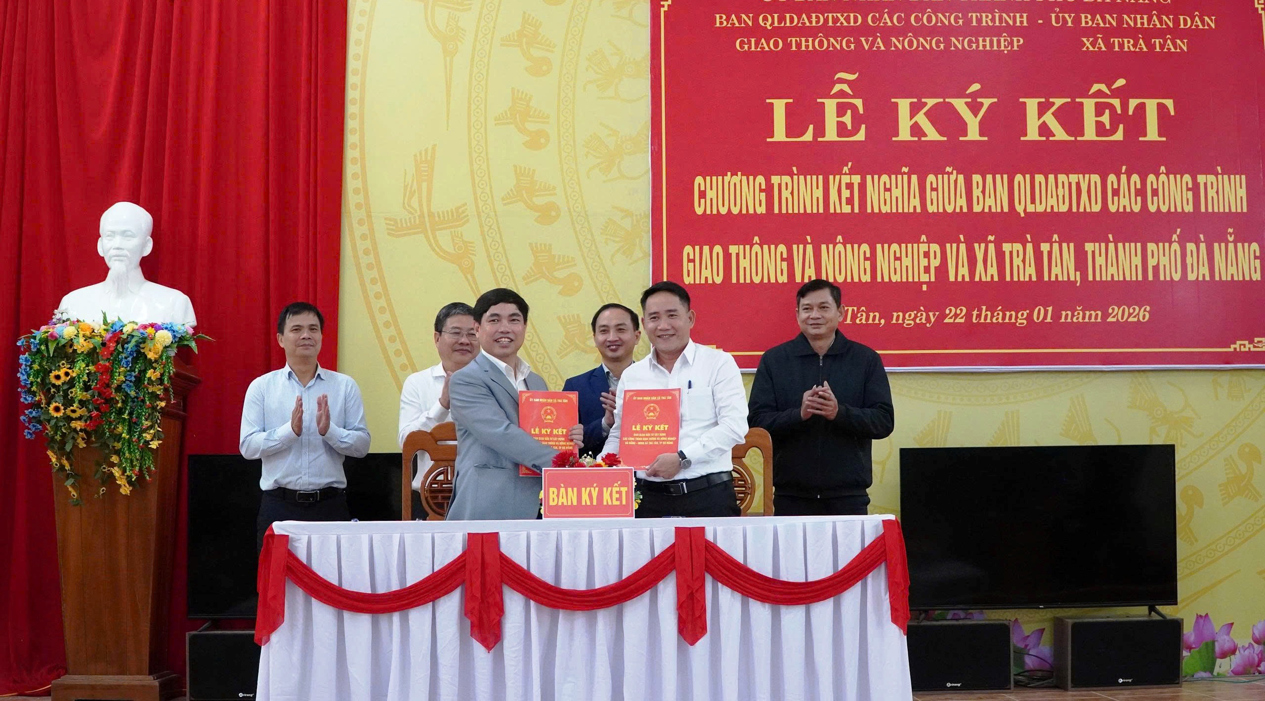 Ban QLDA ĐTXD các công trình giao thông và nông nghiệp Đà Nẵng kết nghĩa với xã Trà Tân