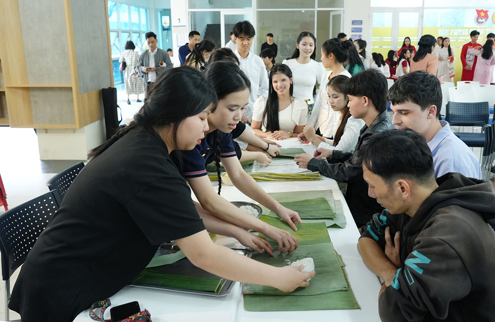 Sinh viên quốc tế hào hứng trải nghiệm Tết cổ truyền Việt Nam
