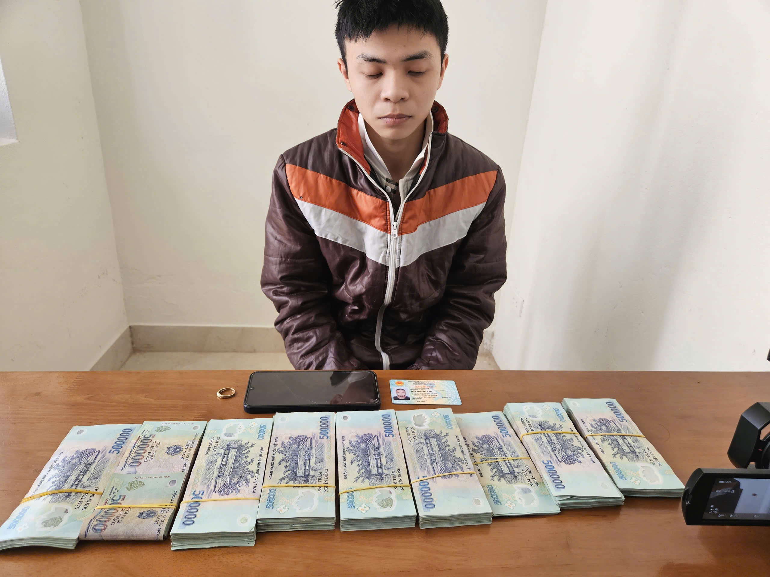 Khởi tố bị can và bắt tạm giam đối tượng trộm cắp tài sản giá trị hơn 400 triệu đồng