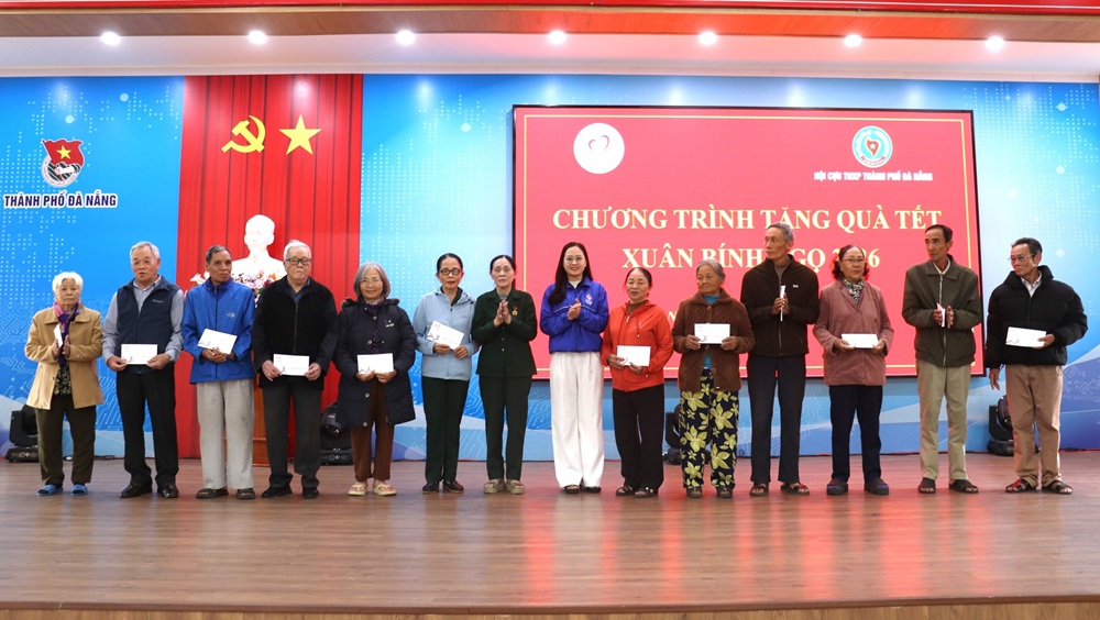 Trao 90 suất quà cho cựu thanh niên xung phong có hoàn cảnh khó khăn