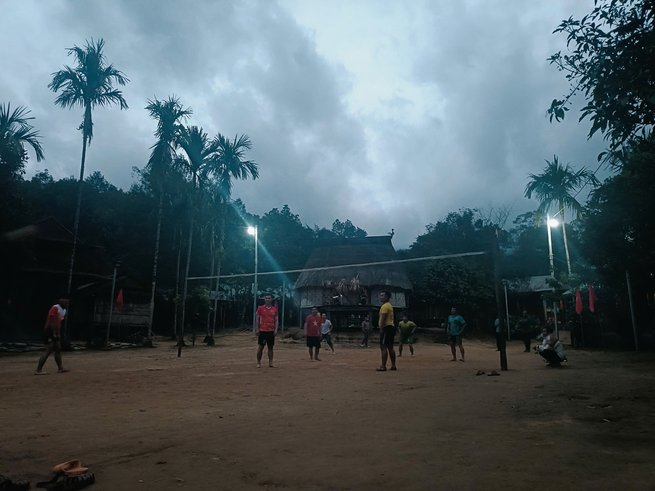 Thôn A’ur xã biên giới Avương chính thức có điện sinh hoạt