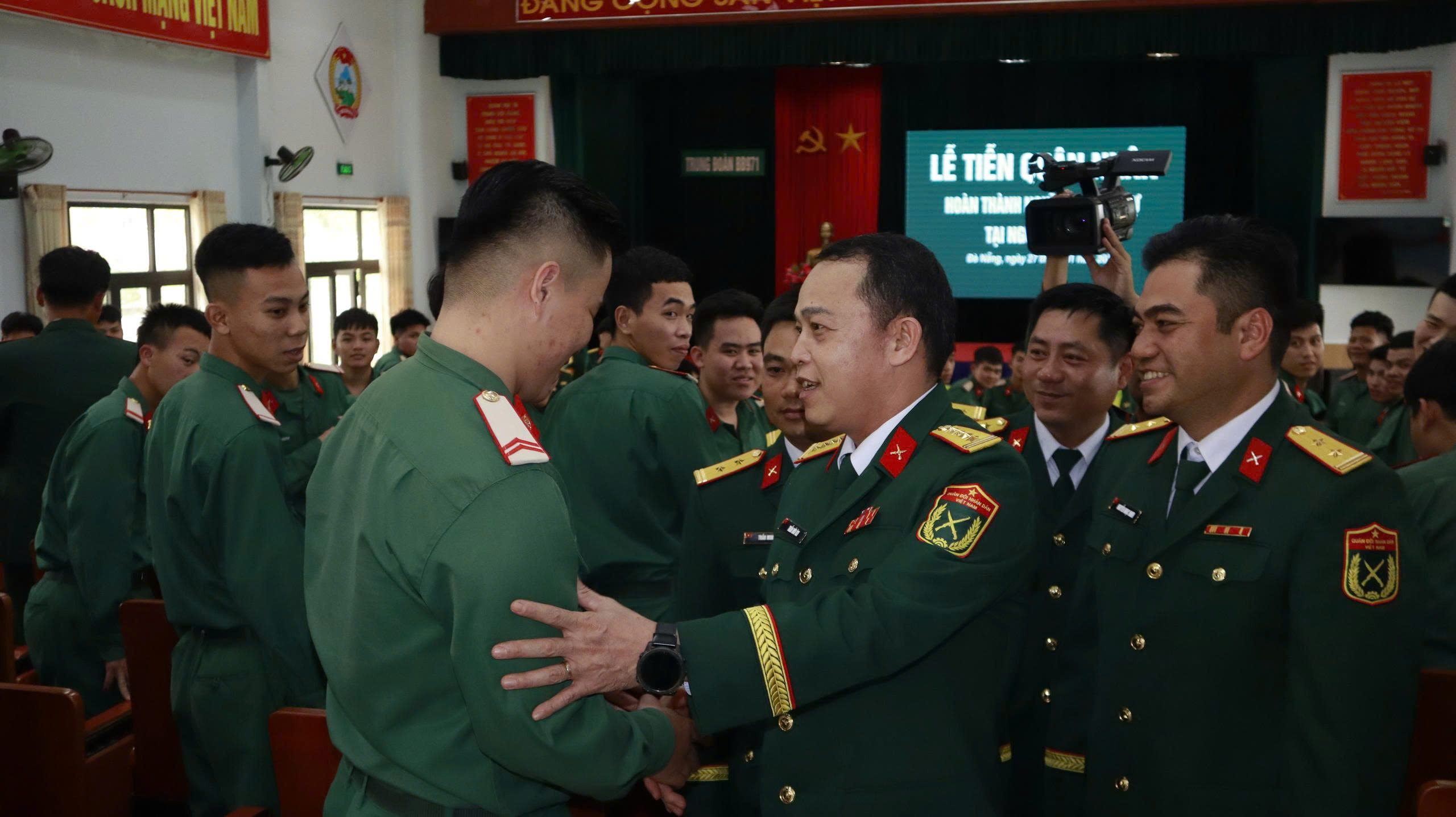 Gần 400 hạ sĩ quan, binh sĩ các đơn vị thuộc Bộ CHQS thành phố xuất ngũ về địa phương