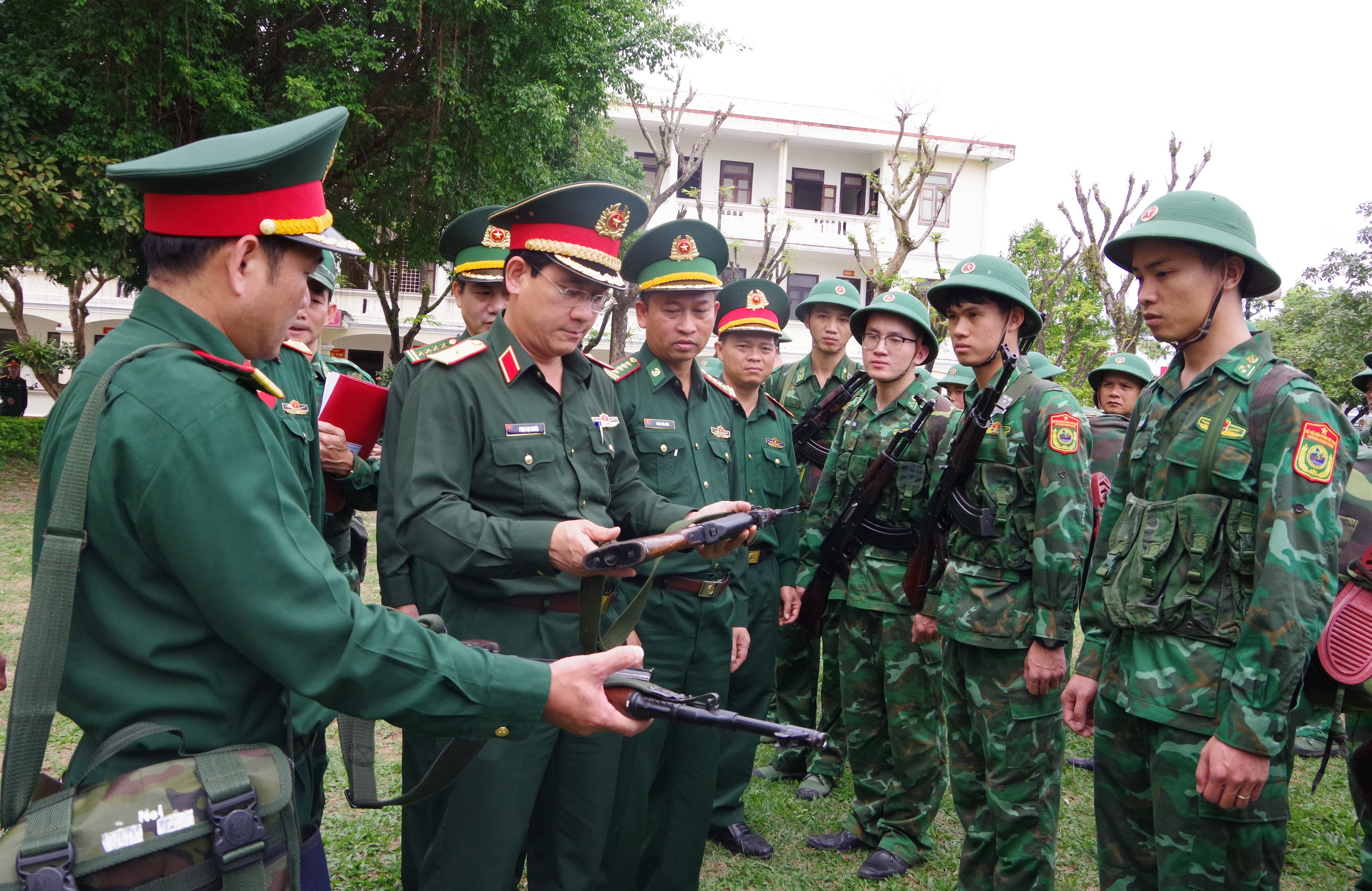 Quân khu 5 kiểm tra công tác SSCĐ và chúc Tết các đơn vị thuộc Bộ CHQS thành phố