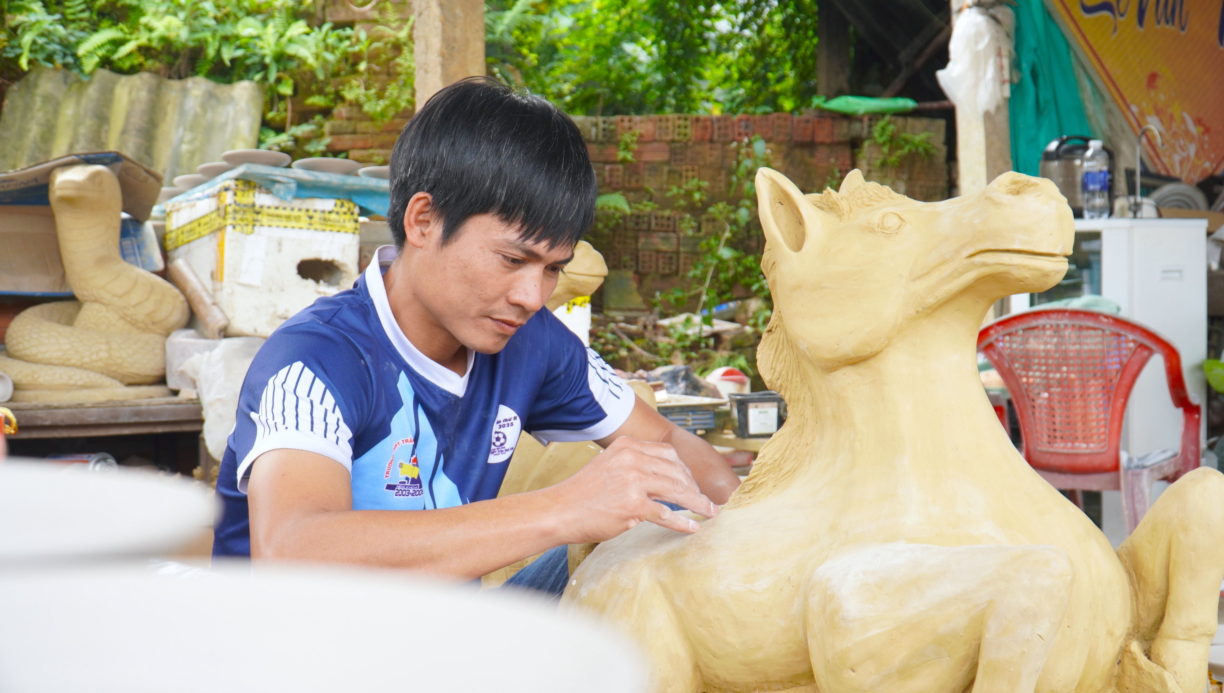 Làng gốm Thanh Hà tất bật tạo hình linh ngựa phục vụ thị trường Tết Bính Ngọ