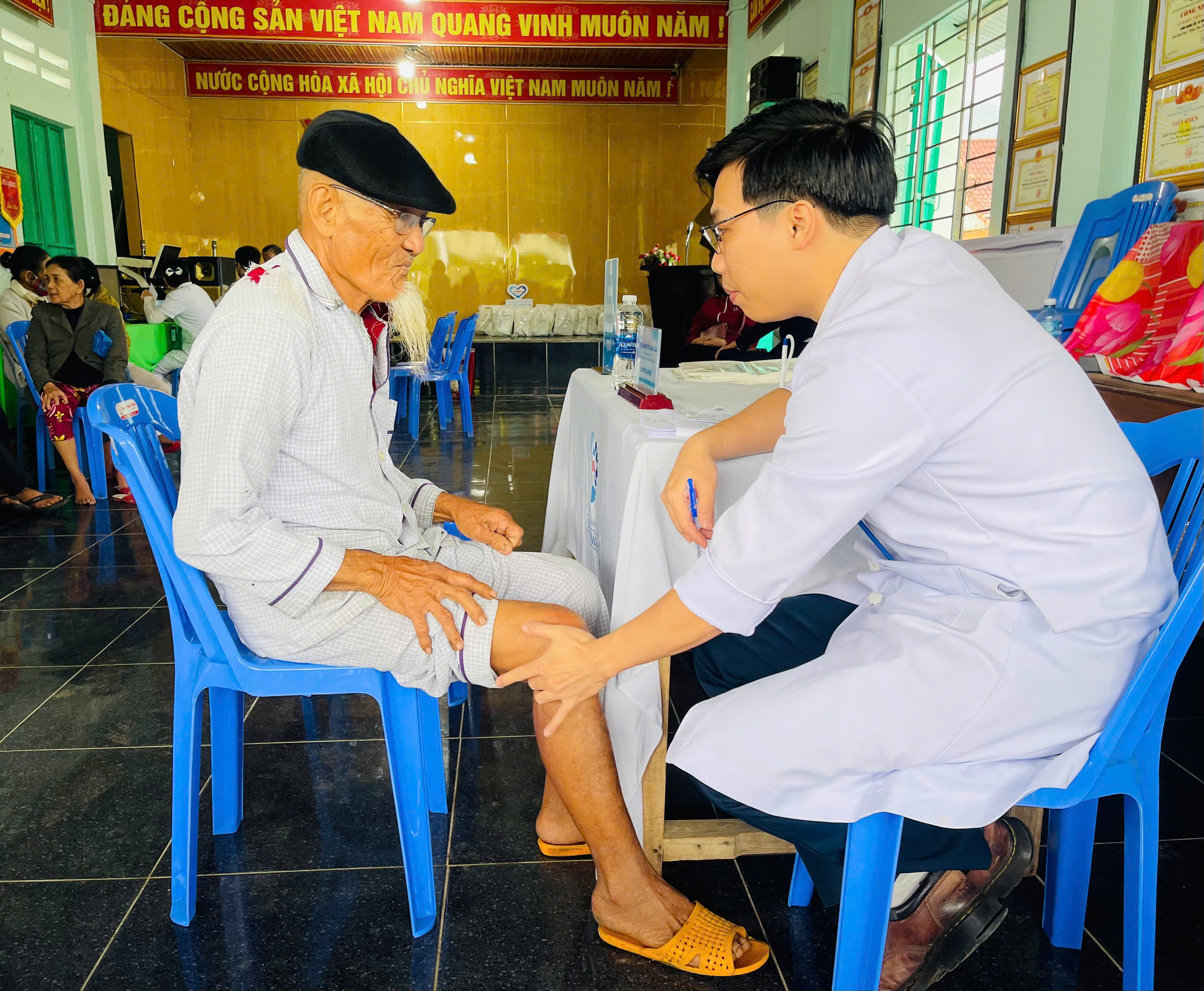 Khám bệnh miễn phí, tư vấn sức khỏe và tặng quà cho người dân xã Duy Xuyên