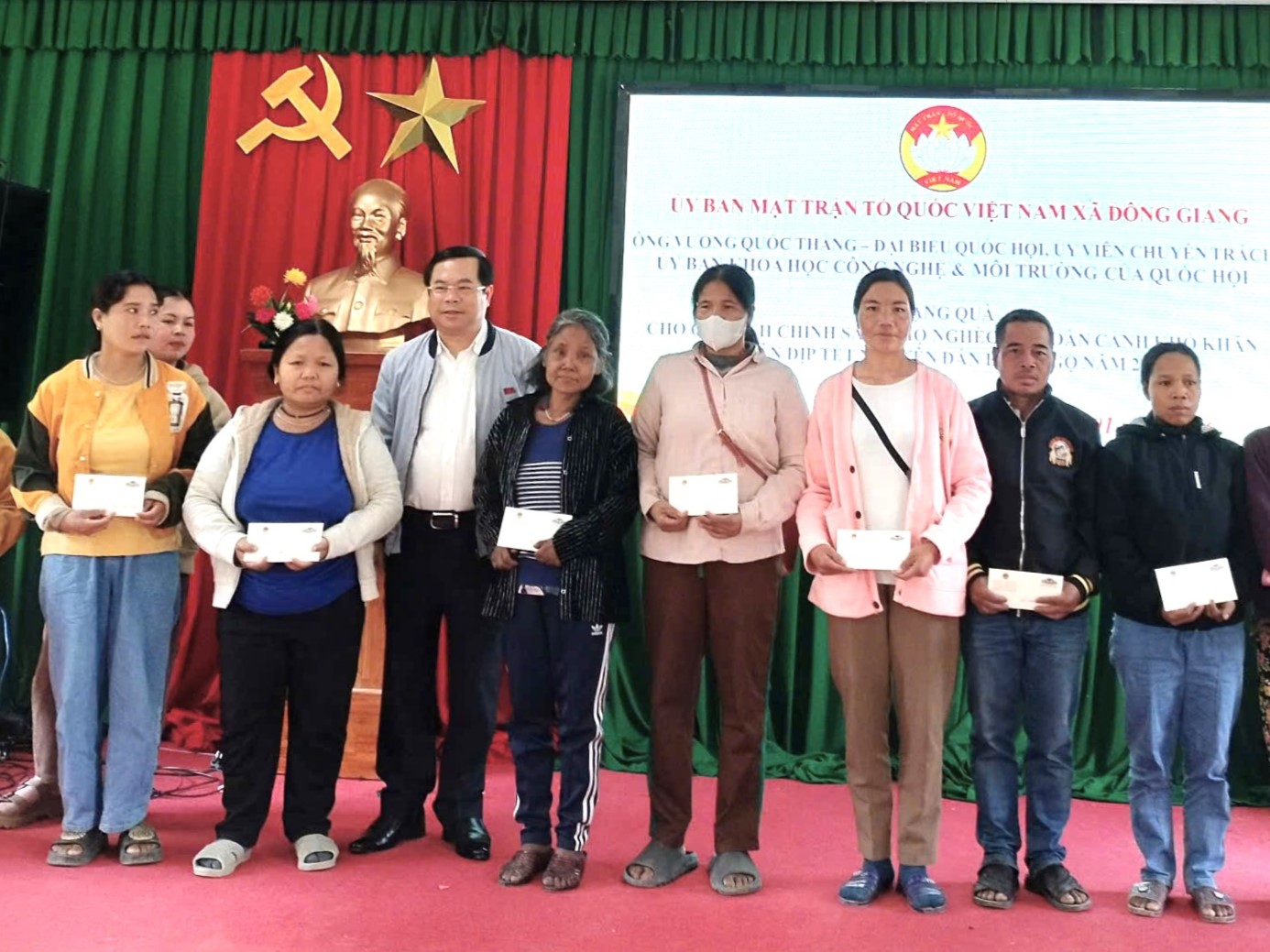 Đại biểu Quốc hội Vương Quốc Thắng trao quà Tết tại các xã vùng cao