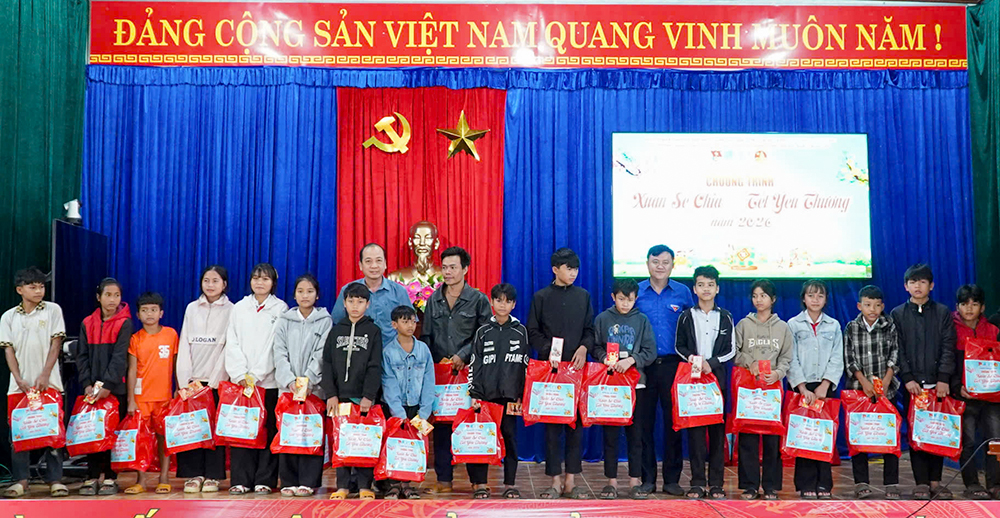 Tuổi trẻ thành phố trao quà Tết cho người dân xã Trà Đốc