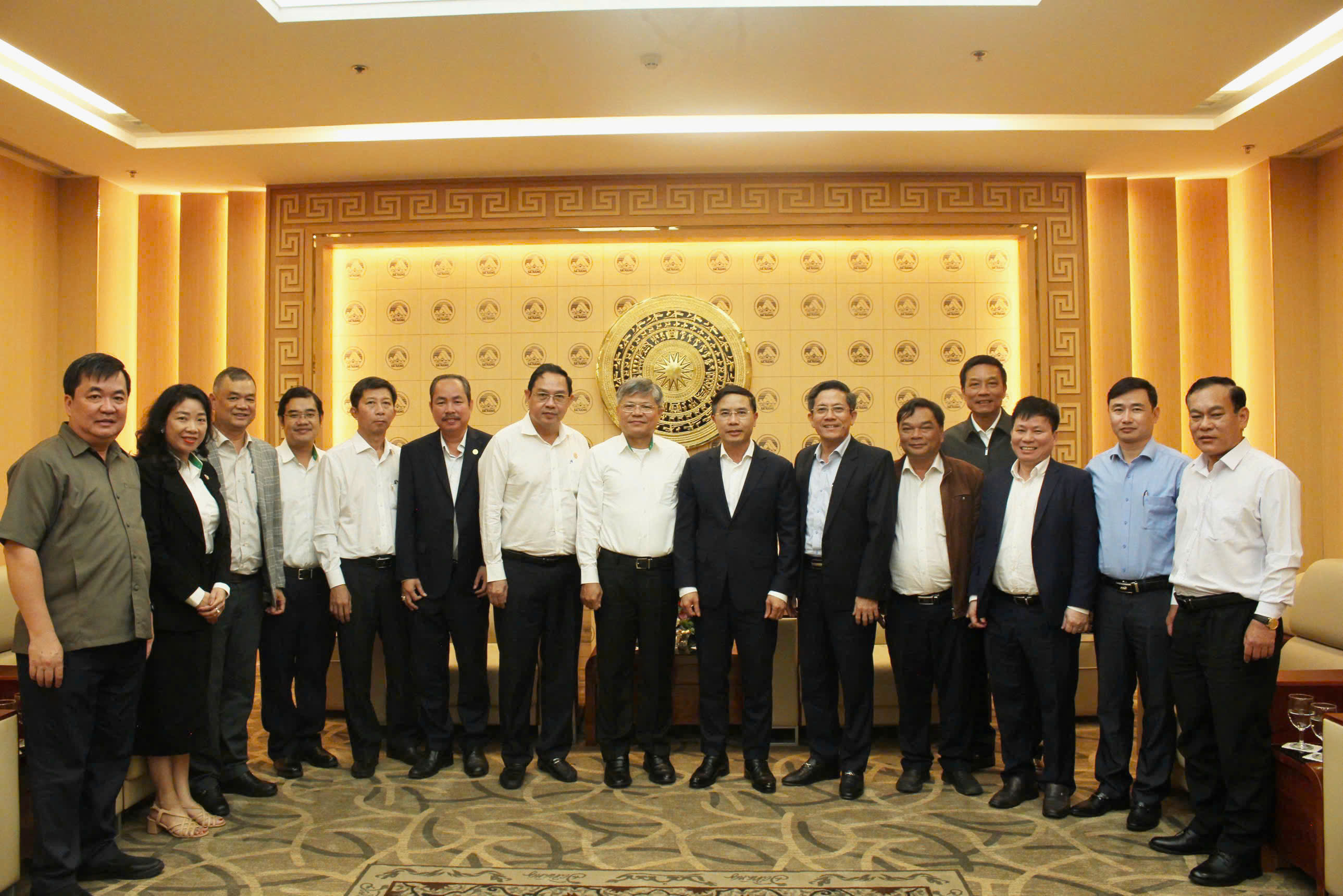 Chủ tịch UBND thành phố Phạm Đức Ấn tiếp Tập đoàn Công nghiệp Cao su Việt Nam đến thăm, chúc Tết