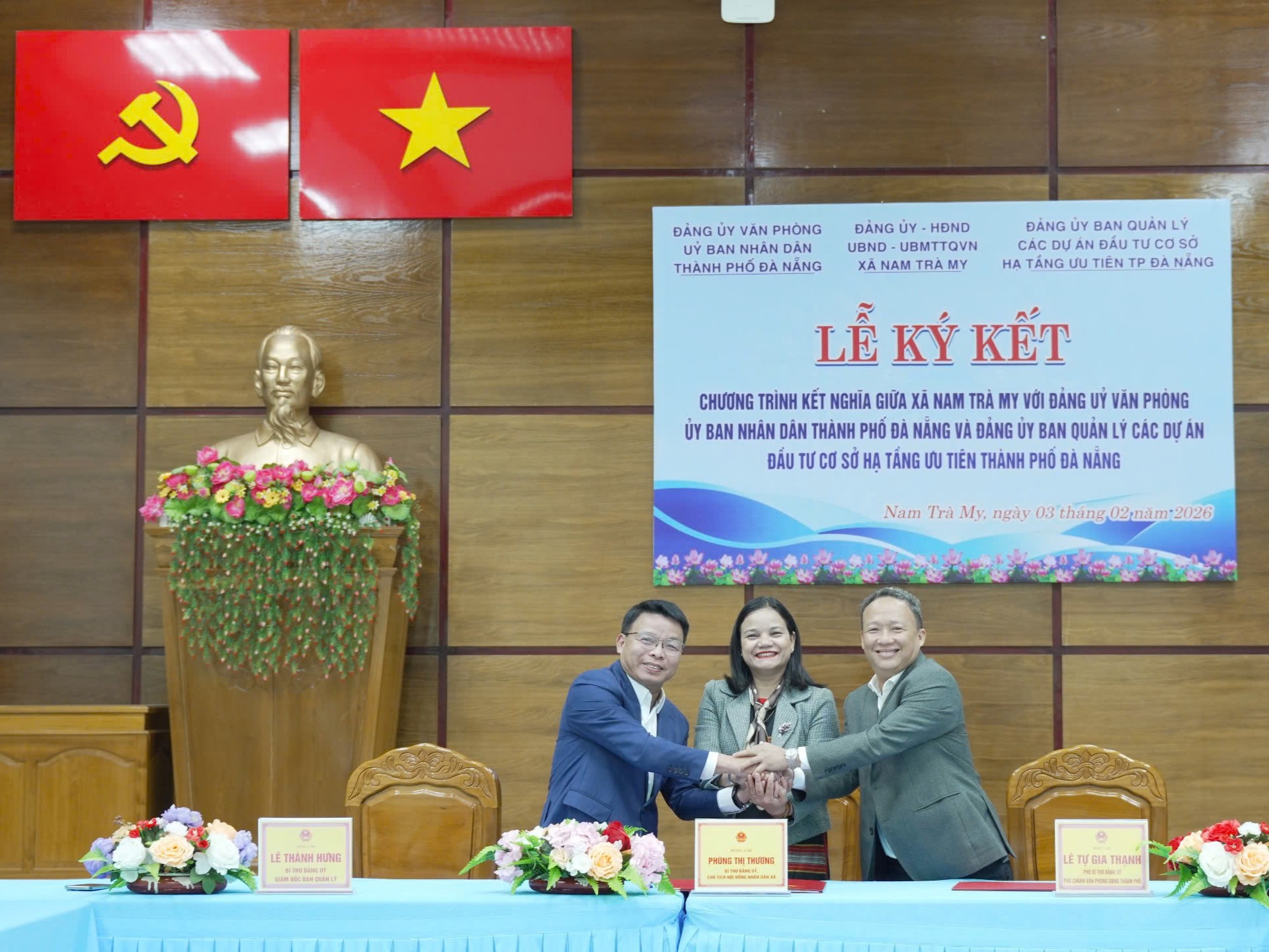 Các cơ quan trực thuộc UBND thành phố kết nghĩa với xã Nam Trà My