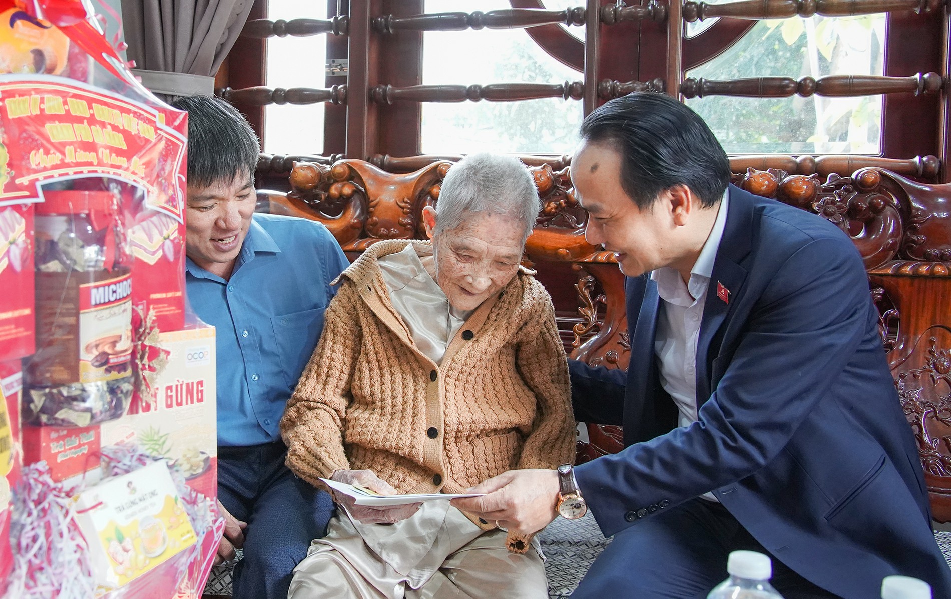 Phó Bí thư Thường trực Thành ủy Nguyễn Đình Vĩnh viếng hương di tích lịch sử và thăm, chúc Tết các gia đình chính sách