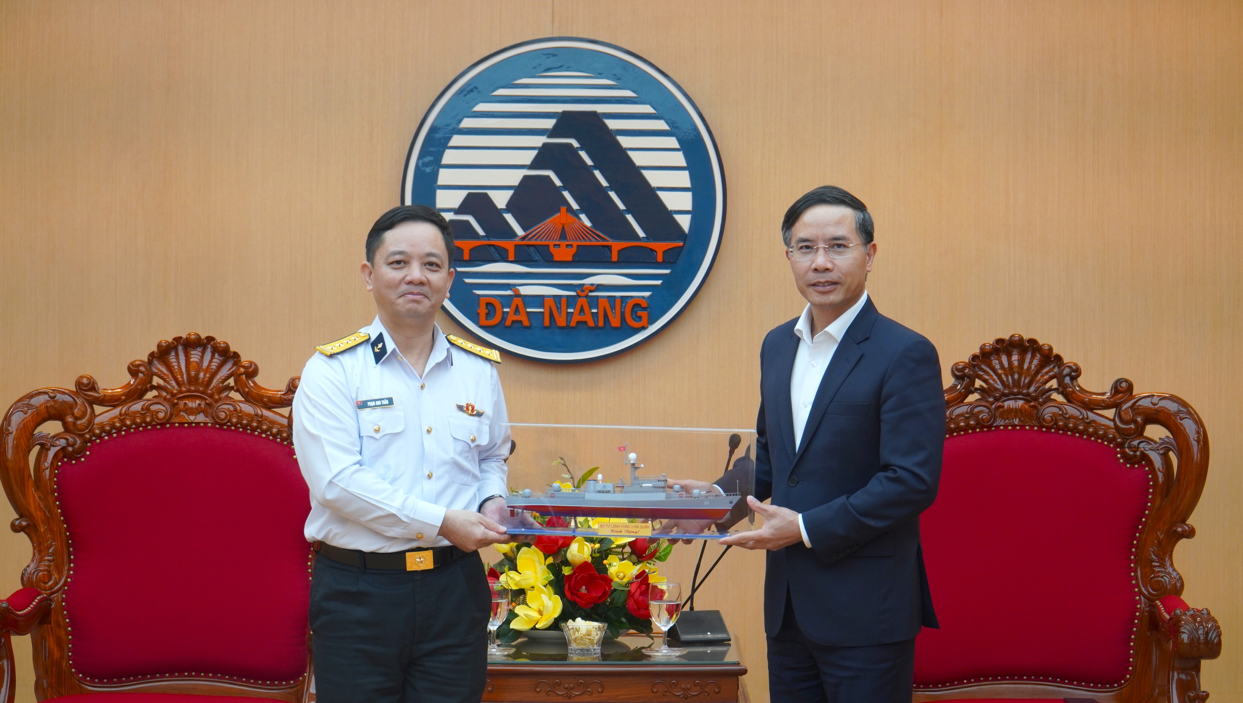Lãnh đạo thành phố tiếp Bộ Tư lệnh Vùng 3 Hải quân thăm, chúc Tết