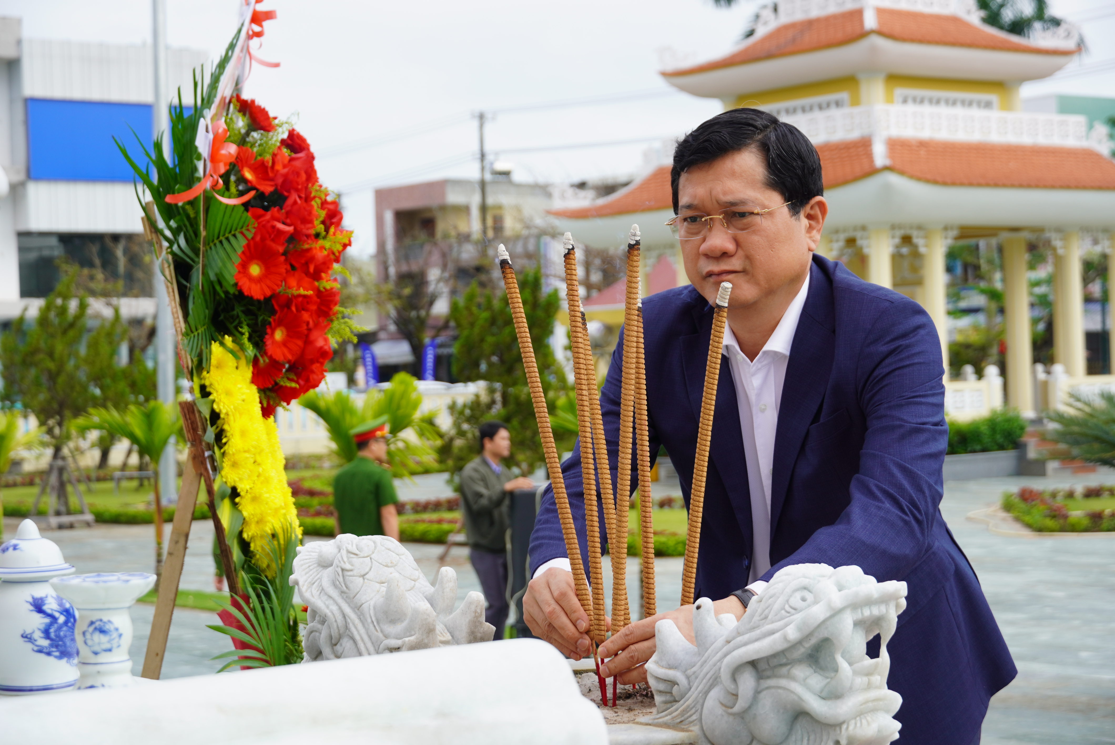 Phó Chủ tịch Thường trực HĐND thành phố Trần Phước Sơn viếng hương Nghĩa trang liệt sĩ Tam Kỳ
