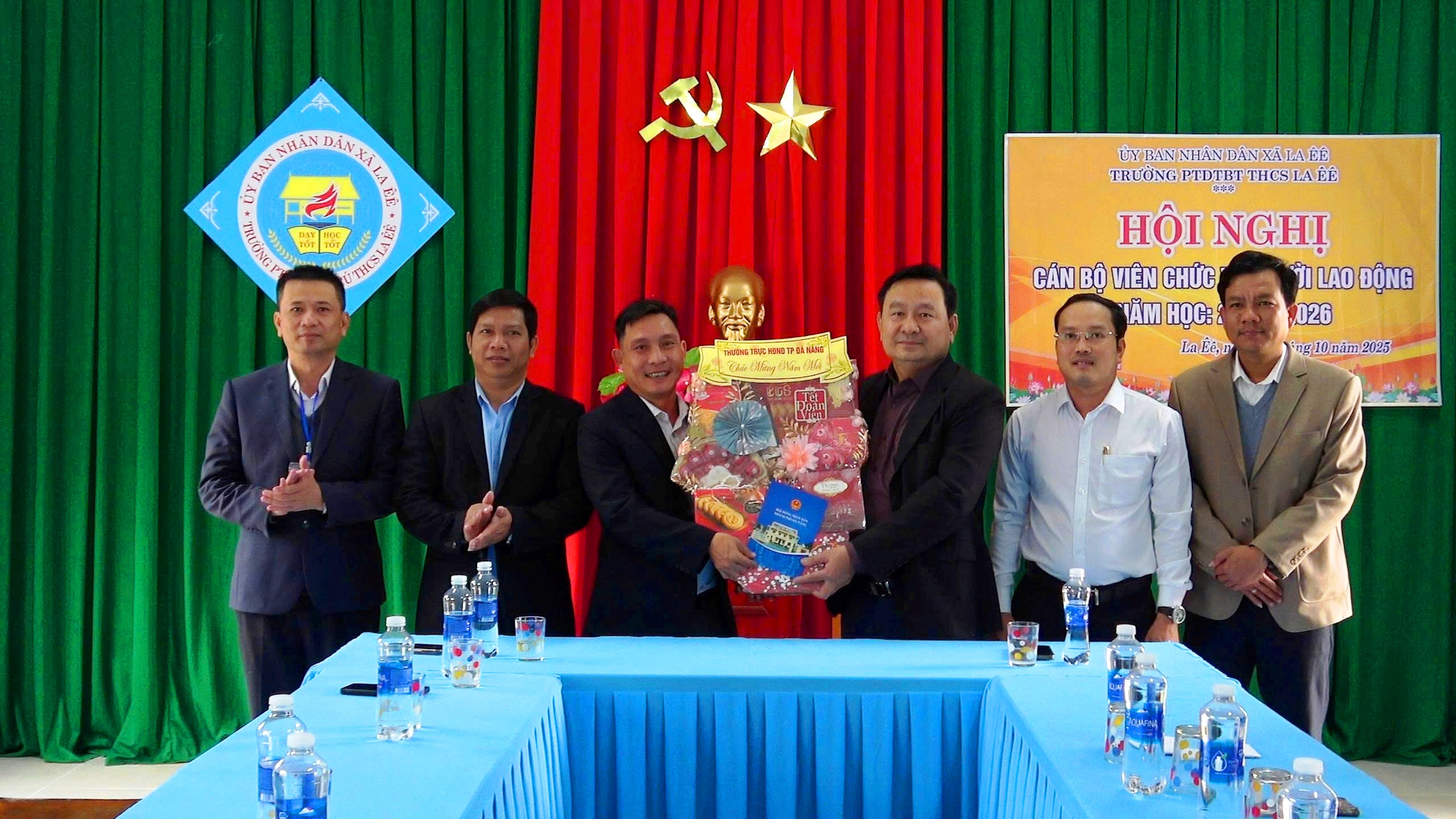 Lãnh đạo HĐND thành phố thăm, chúc Tết Đảng bộ và Nhân dân xã La Êê