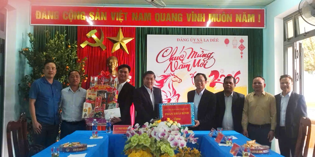 Phó Chủ tịch UBND thành phố Phan Thái Bình thăm, chúc Tết tại xã biên giới La Dêê