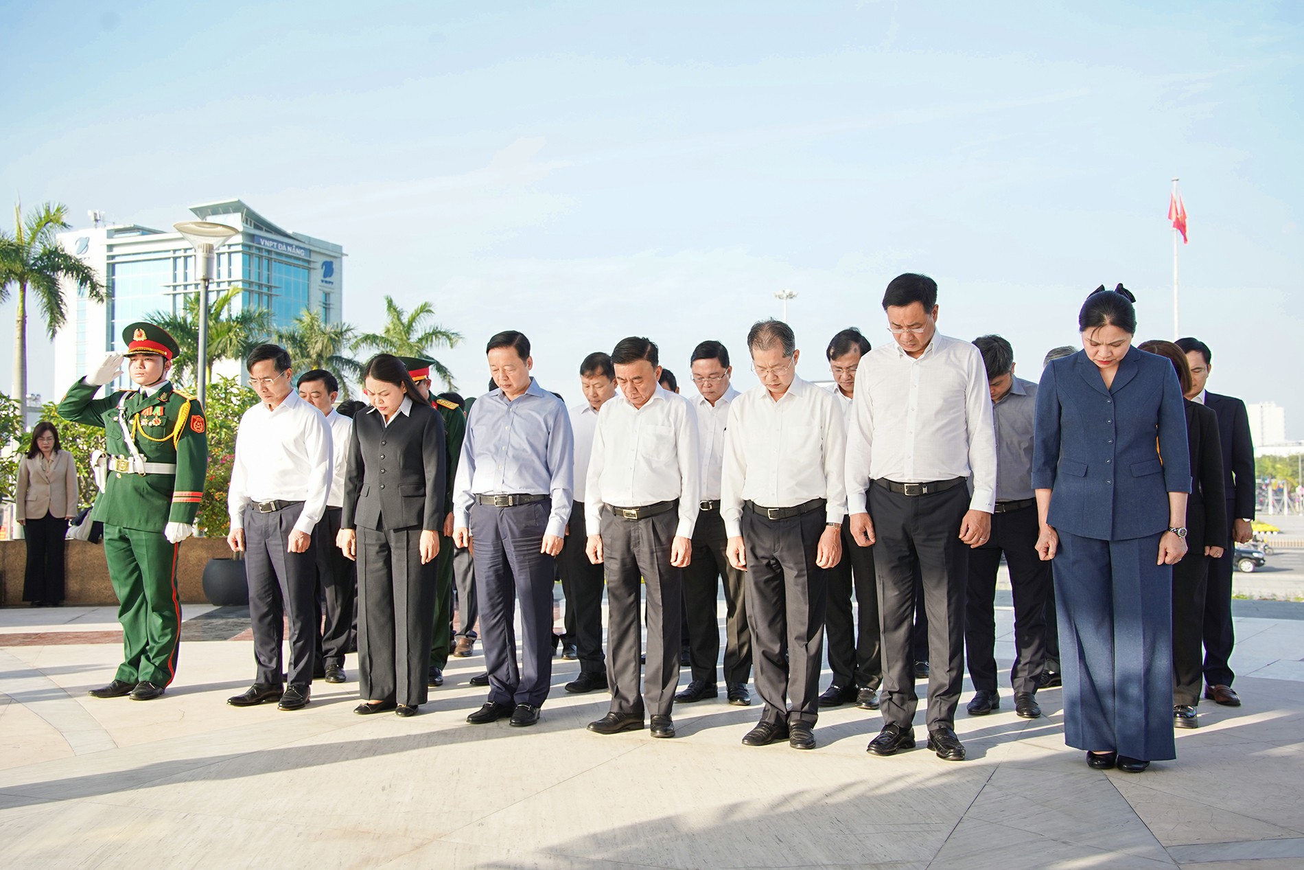 Thường trực Ban Bí thư Trần Cẩm Tú dâng hương tại Đài Tưởng niệm thành phố