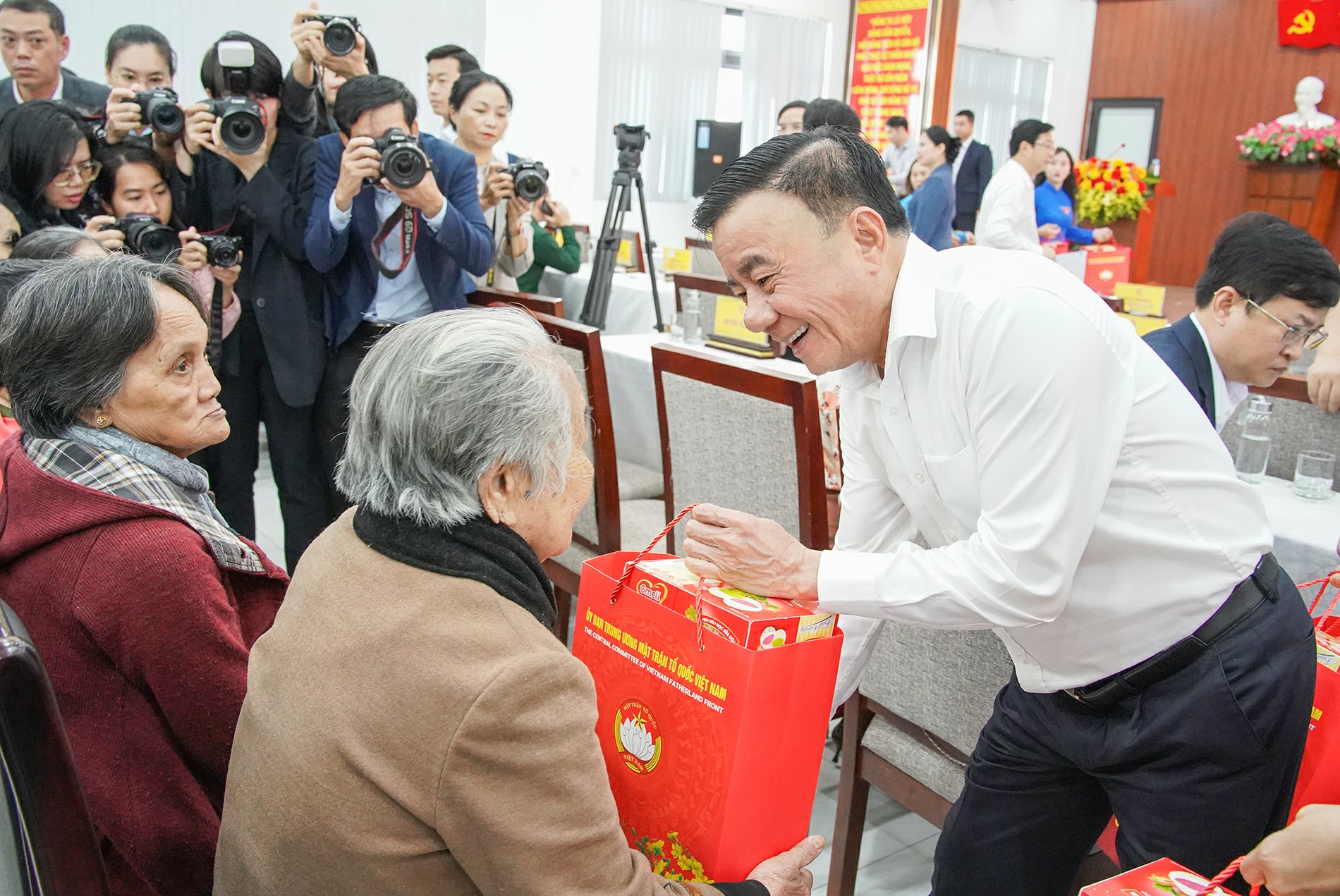 Thường trực Ban Bí thư Trần Cẩm Tú trao quà Tết cho hộ nghèo, lao động khó khăn, gia đình chính sách tại Đà Nẵng