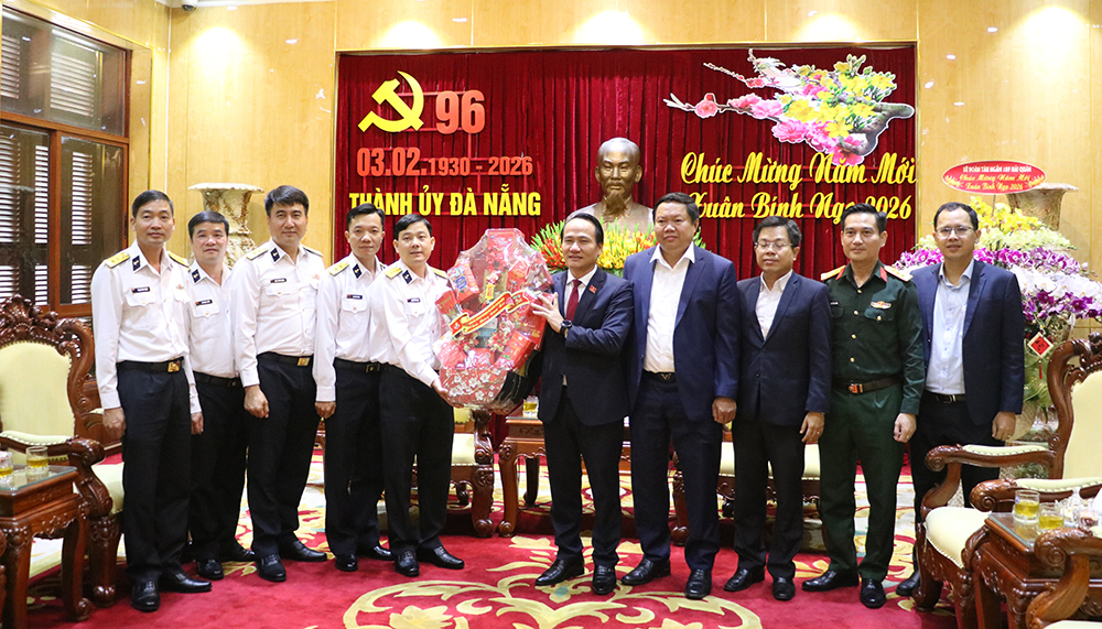 Lữ đoàn tàu ngầm 189 Hải quân thăm, chúc Tết thành phố