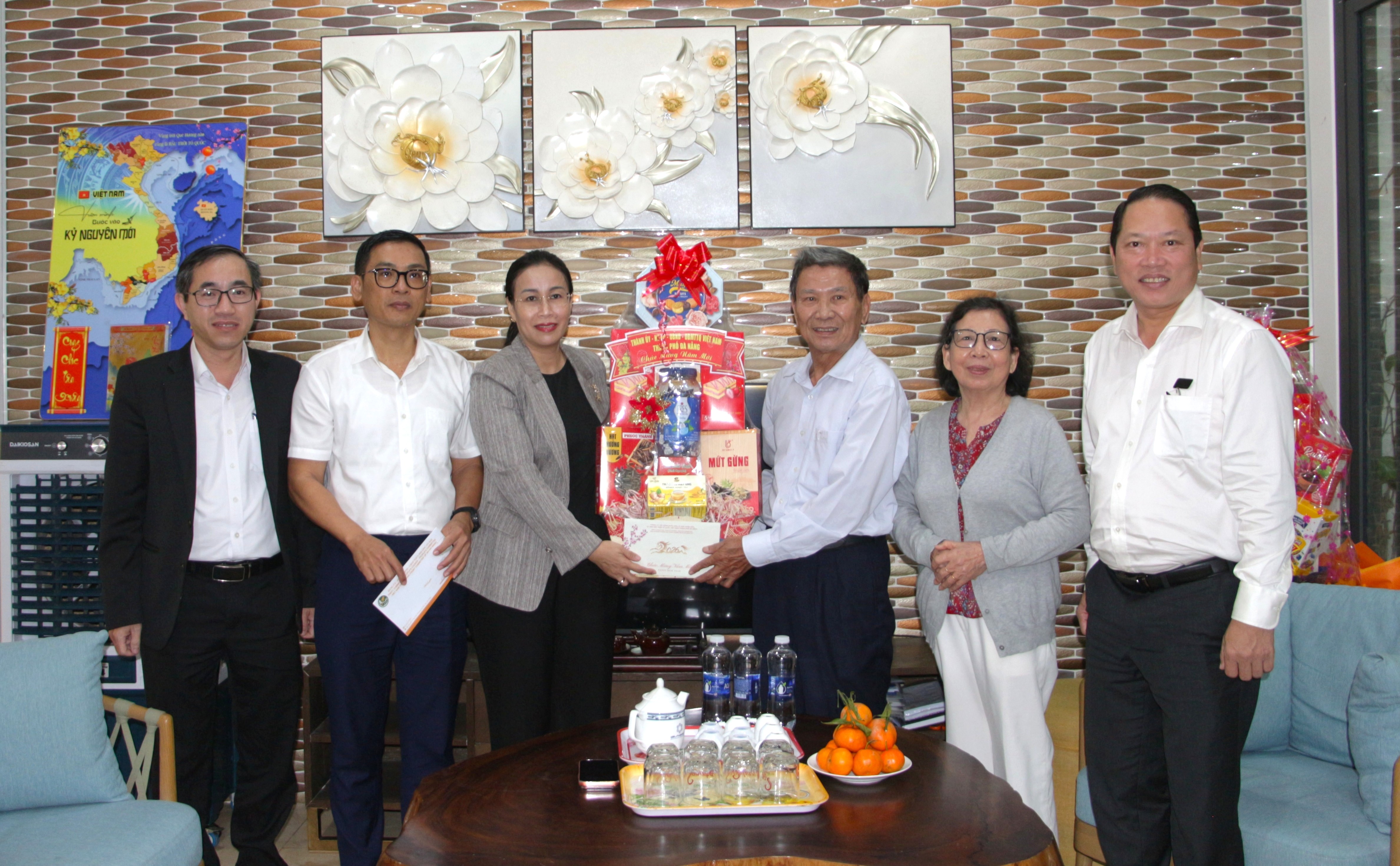 Phó Chủ tịch UBND thành phố Nguyễn Thị Anh Thi chúc Tết gia đình người có công và các bệnh viện