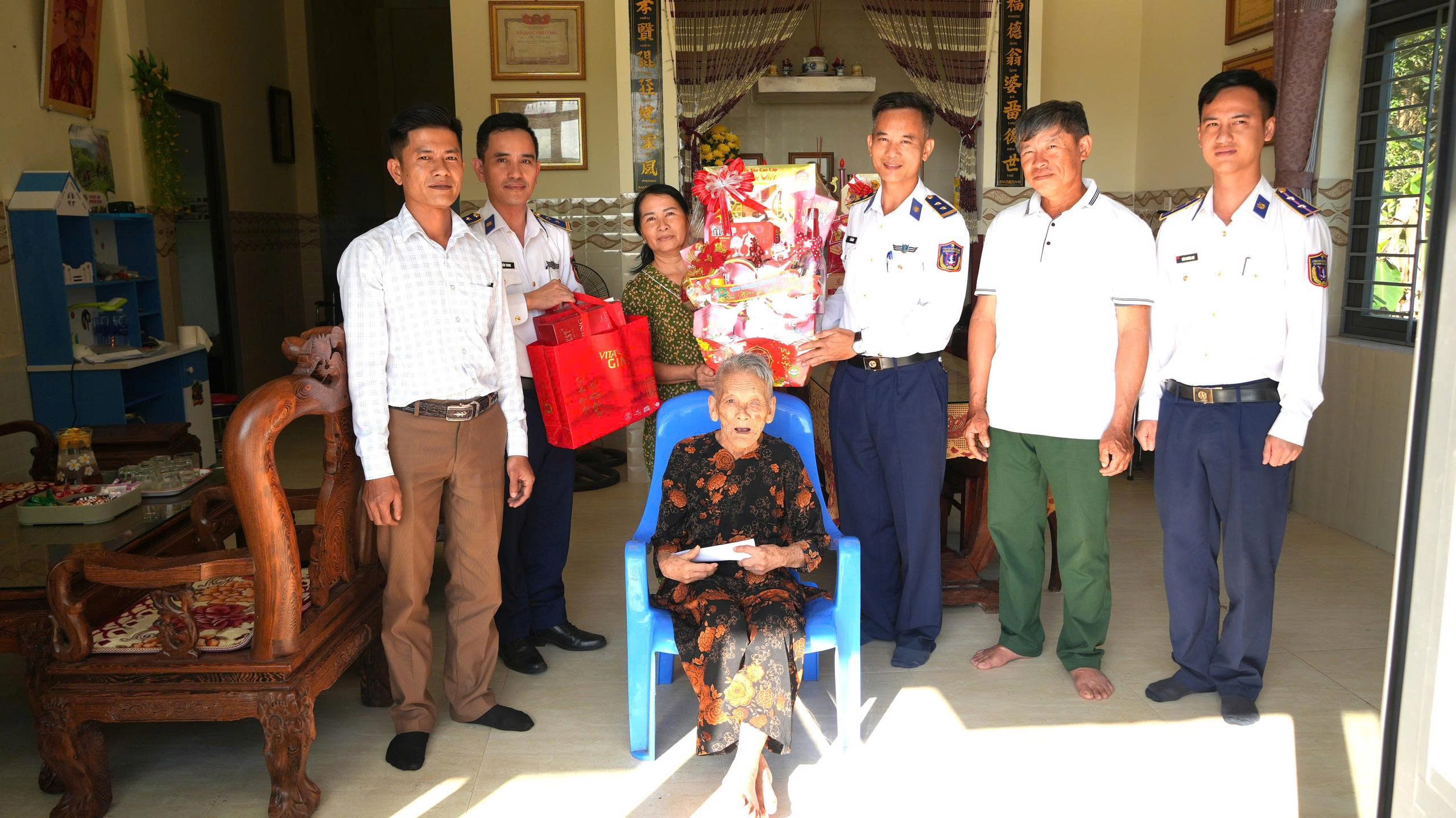 Bộ Tư lệnh Vùng Cảnh sát biển 2 thăm, tặng quà Tết Mẹ Việt Nam anh hùng xã Tam Xuân