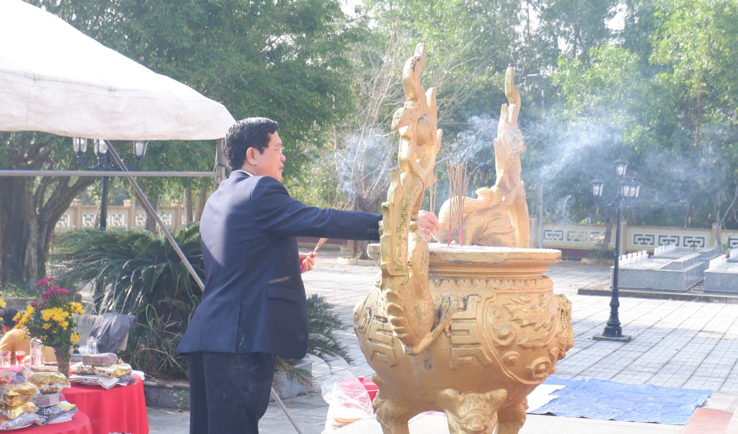 Lãnh đạo thành phố viếng hương tưởng niệm các Anh hùng Liệt sĩ tại Khu tưởng niệm Vĩnh Trinh