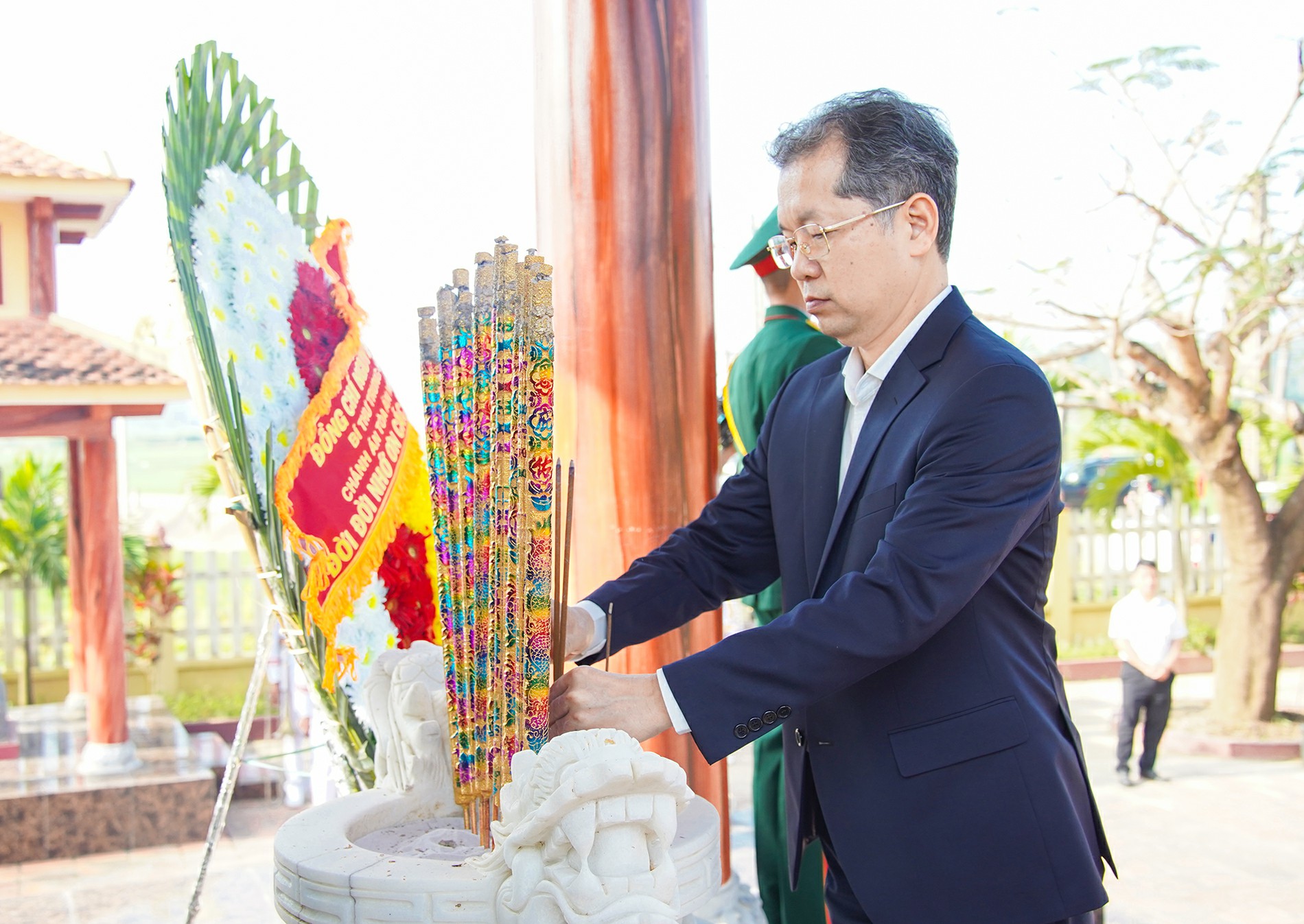 Chánh án TAND tối cao Nguyễn Văn Quảng dâng hương các di tích lịch sử