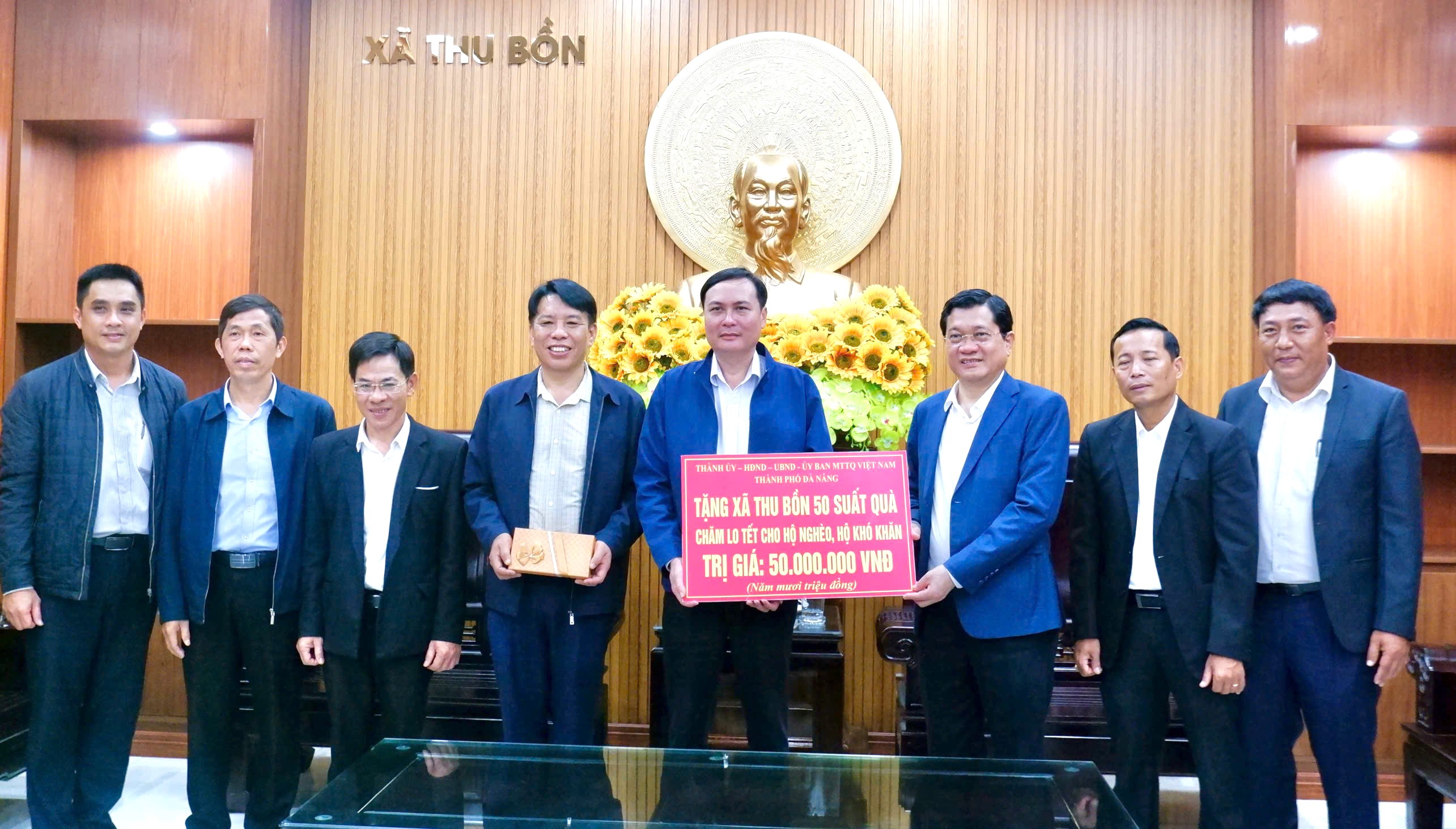 Phó Chủ tịch Thường trực HĐND thành phố Trần Phước Sơn chúc Tết và trao quà cho xã Thu Bồn