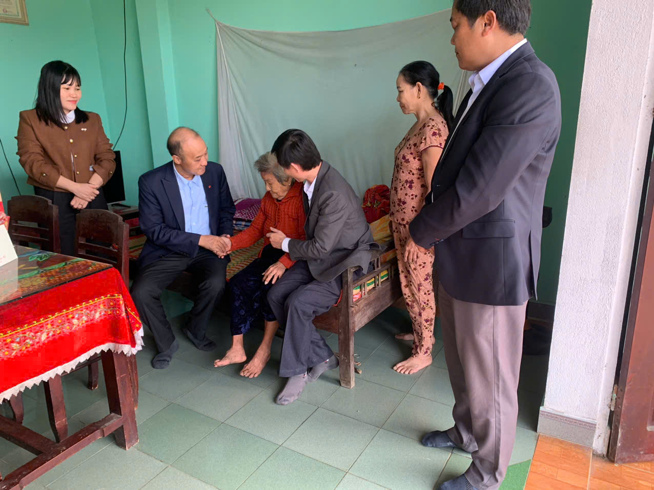 Phó Chủ tịch UBND thành phố Lê Quang Nam thăm, chúc Tết gia đình chính sách xã Duy Xuyên