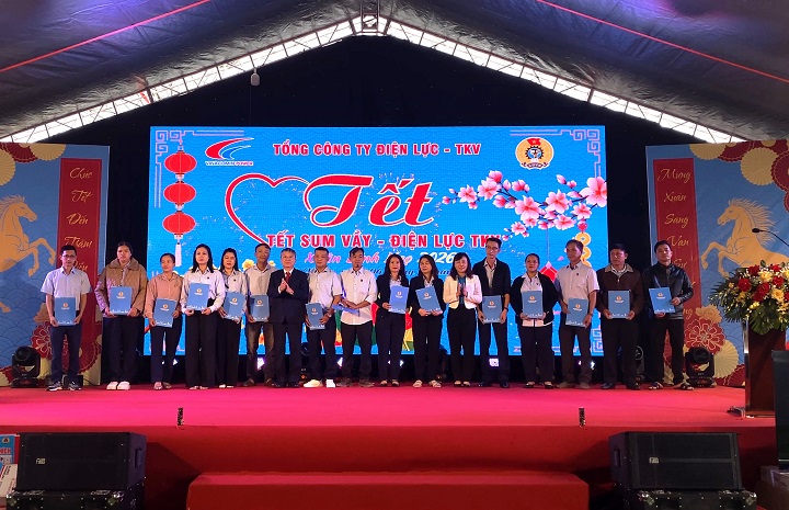 Chủ tịch HĐND thành phố Nguyễn Đức Dũng dự chương trình tết sum vầy tại Nông Sơn