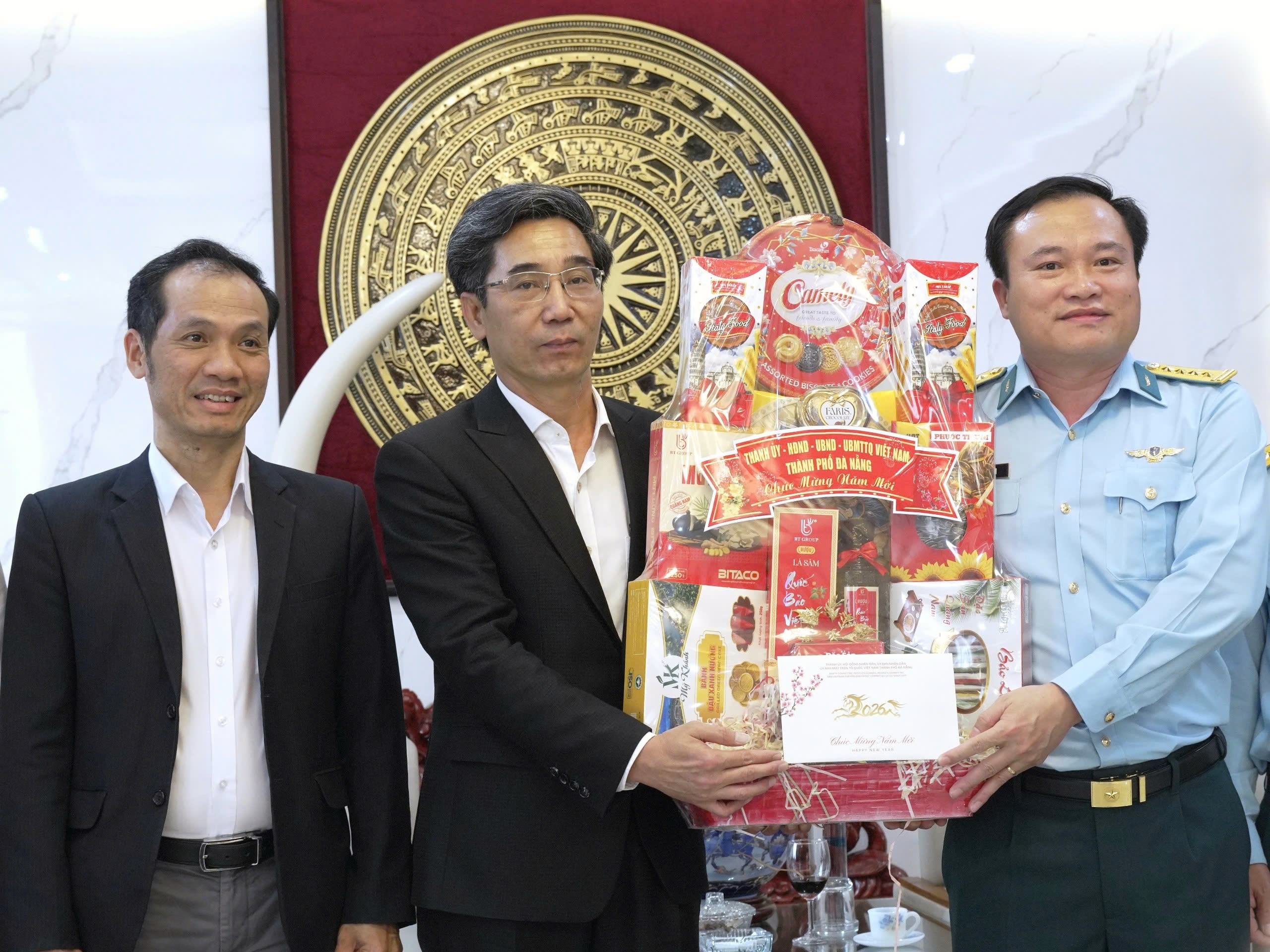 Phó Chủ tịch UBND thành phố Trần Chí Cường thăm, chúc Tết Sư đoàn 372