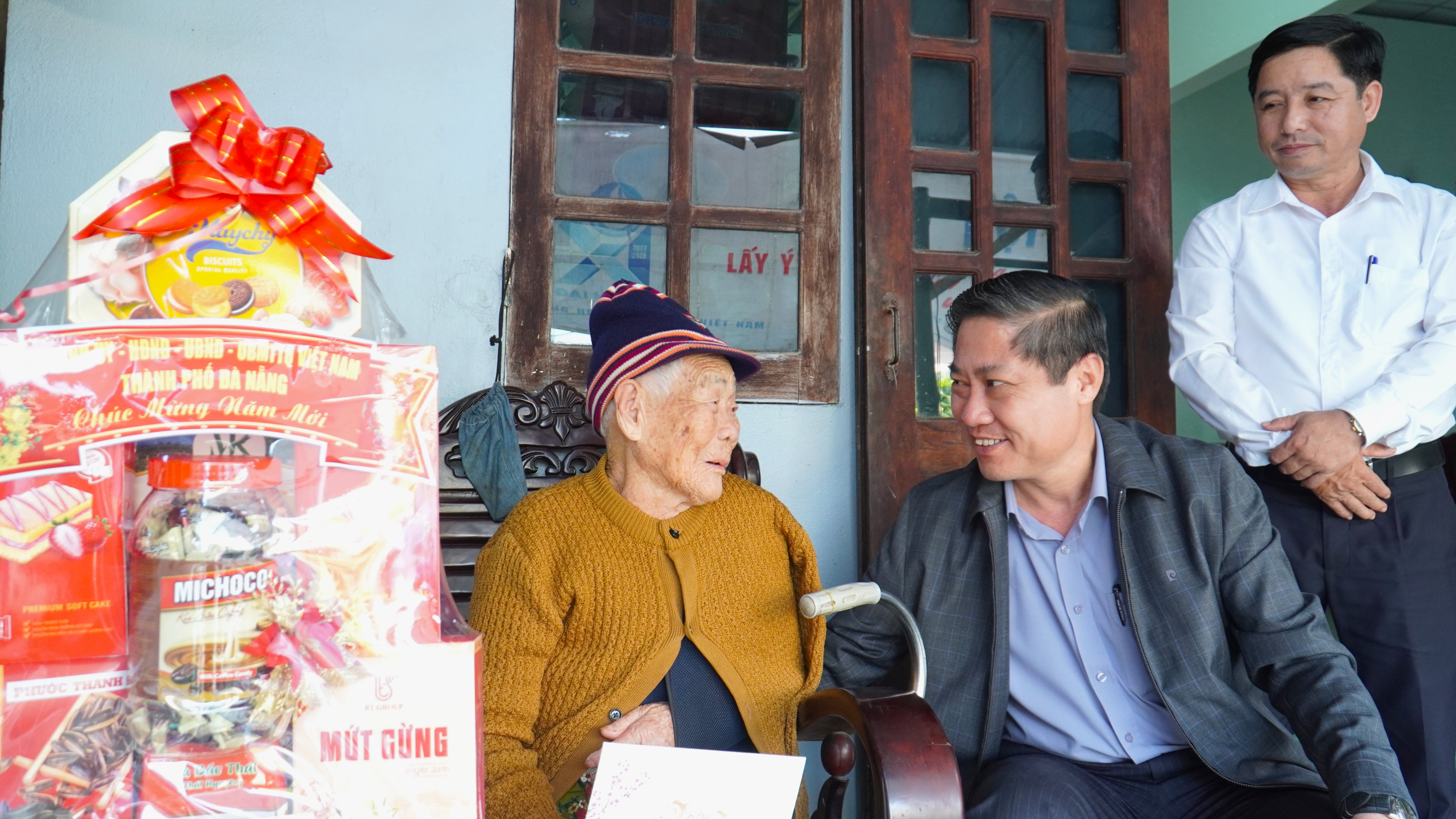 Phó Chủ tịch UBND thành phố Phan Thái Bình thăm chúc Tết gia đình có công và các địa phương