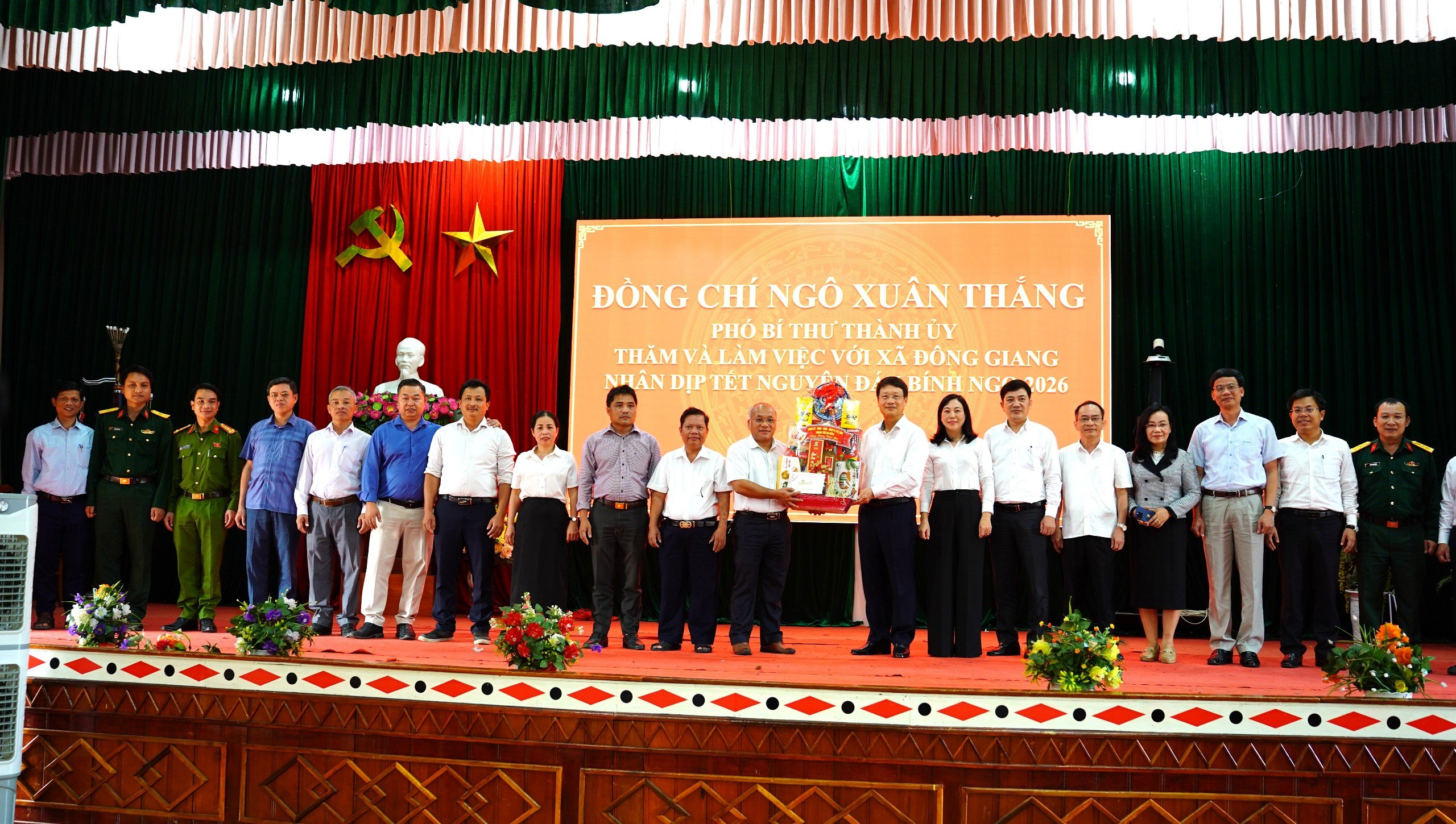 Phó Bí thư Thành ủy Ngô Xuân Thắng kiểm tra công tác bầu cử và tặng quà Tết tại xã Đông Giang, Avương