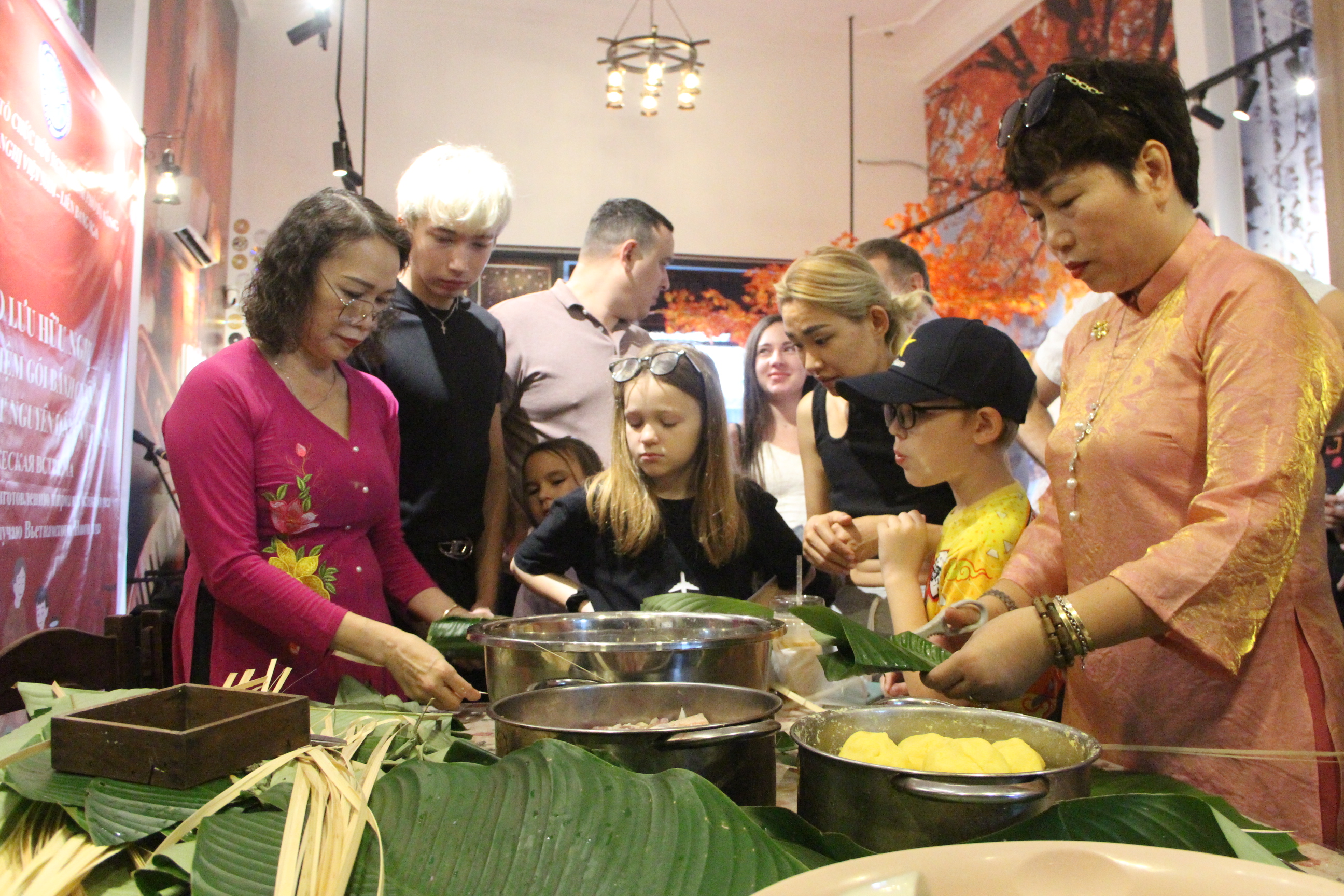 Người Nga tại Đà Nẵng trải nghiệm gói bánh chưng, tìm hiểu văn hóa Tết Việt