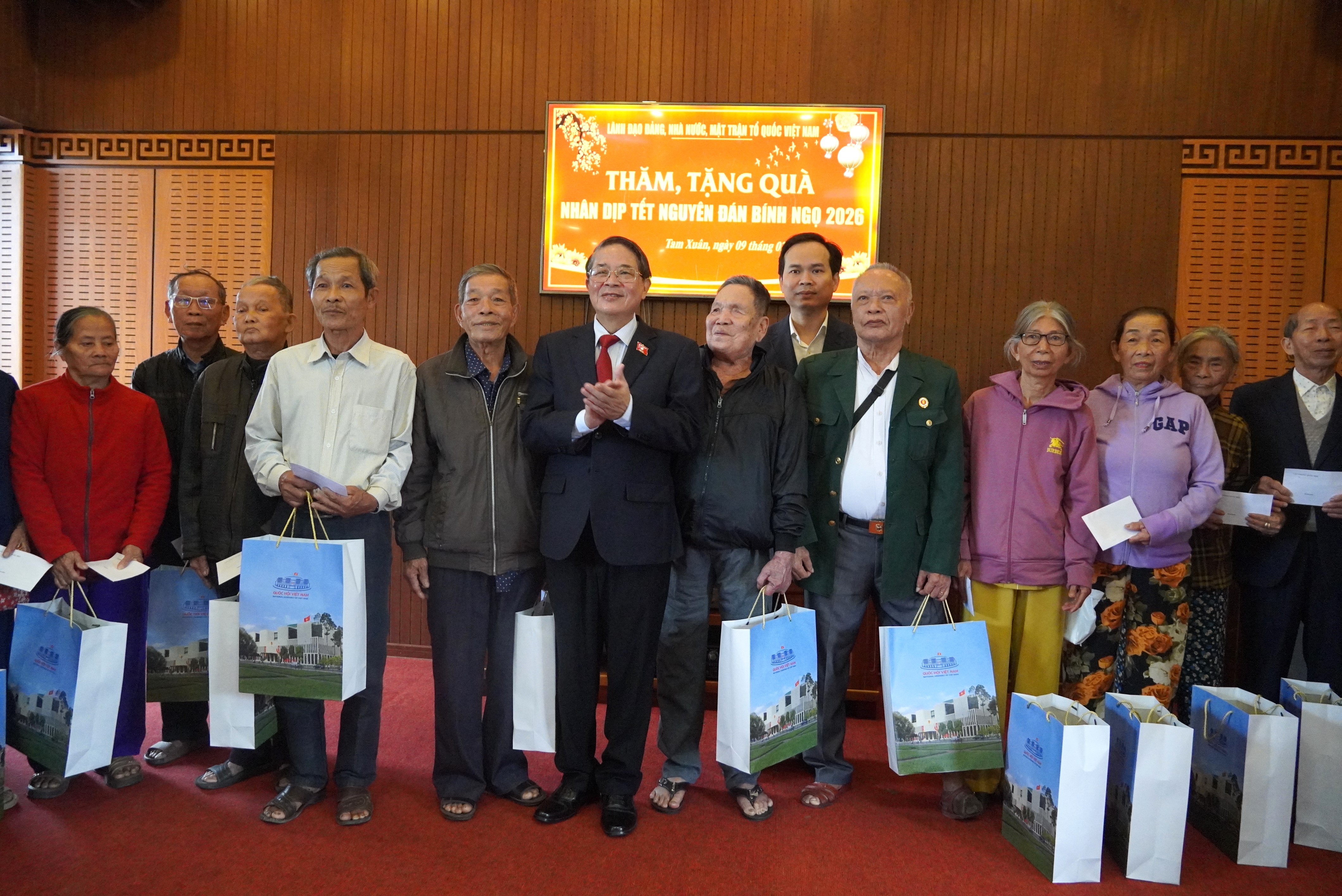 Phó Chủ tịch Quốc hội Nguyễn Đức Hải thăm, chúc Tết các gia đình chính sách và cơ sở bảo trợ xã hội