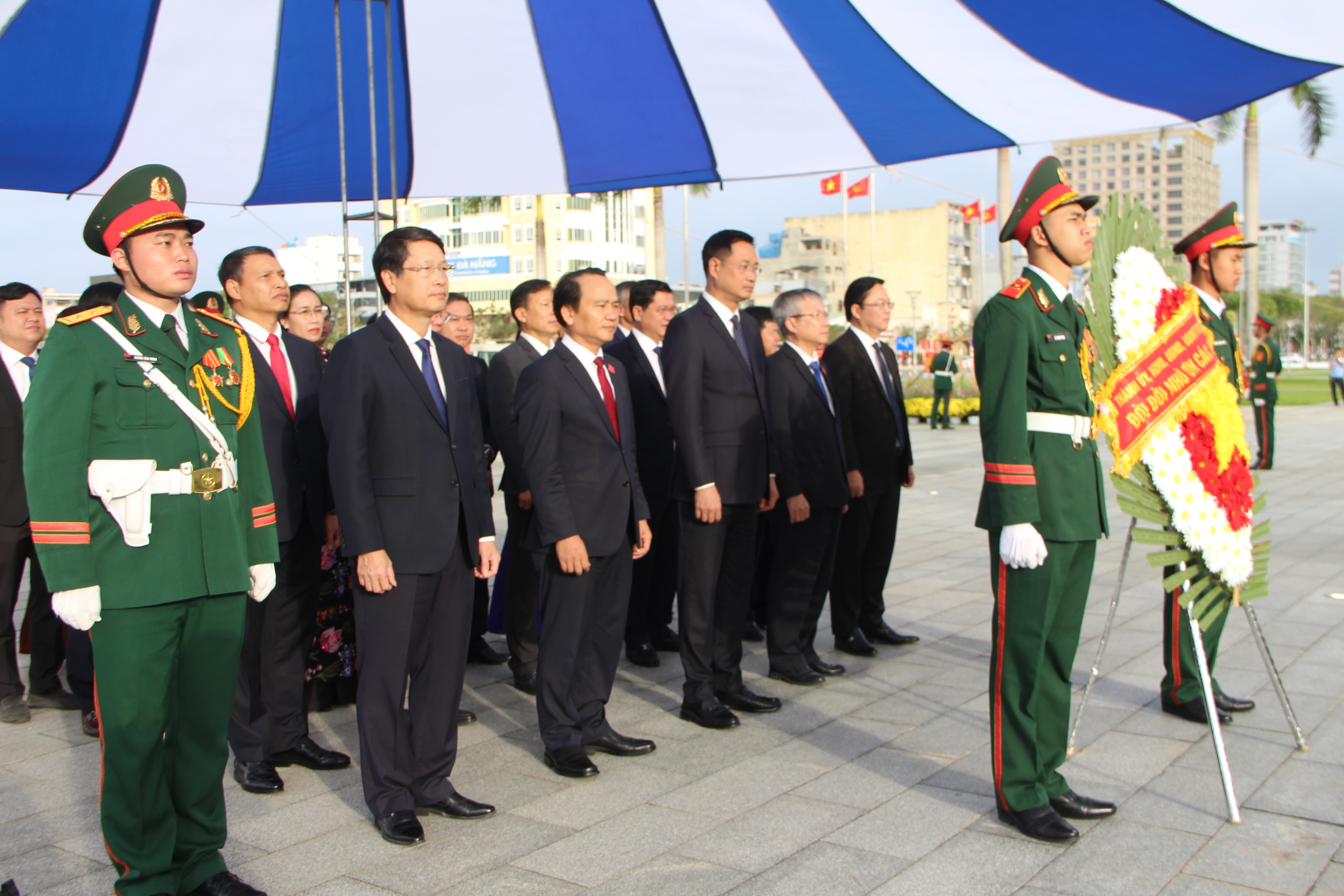 Lãnh đạo thành phố dâng hương tưởng niệm các anh hùng liệt sĩ