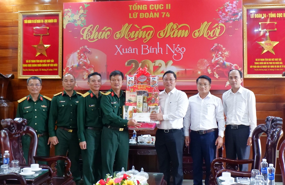 Chủ tịch Ủy ban MTTQ Việt Nam thành phố thăm, chúc Tết Lữ đoàn 74, Tổng cục II, Bộ Quốc phòng