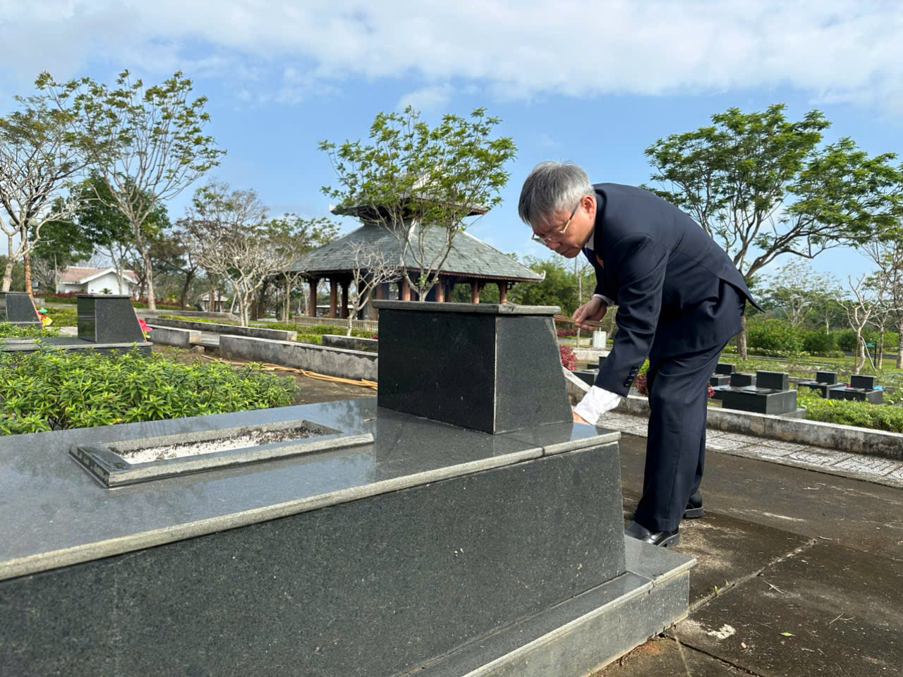 Lãnh đạo thành phố dâng hương tri ân các anh hùng liệt sĩ và Mẹ Việt Nam anh hùng