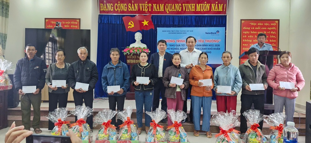 Đại biểu Quốc hội Tạ Văn Hạ trao quà Tết tại xã Nông Sơn