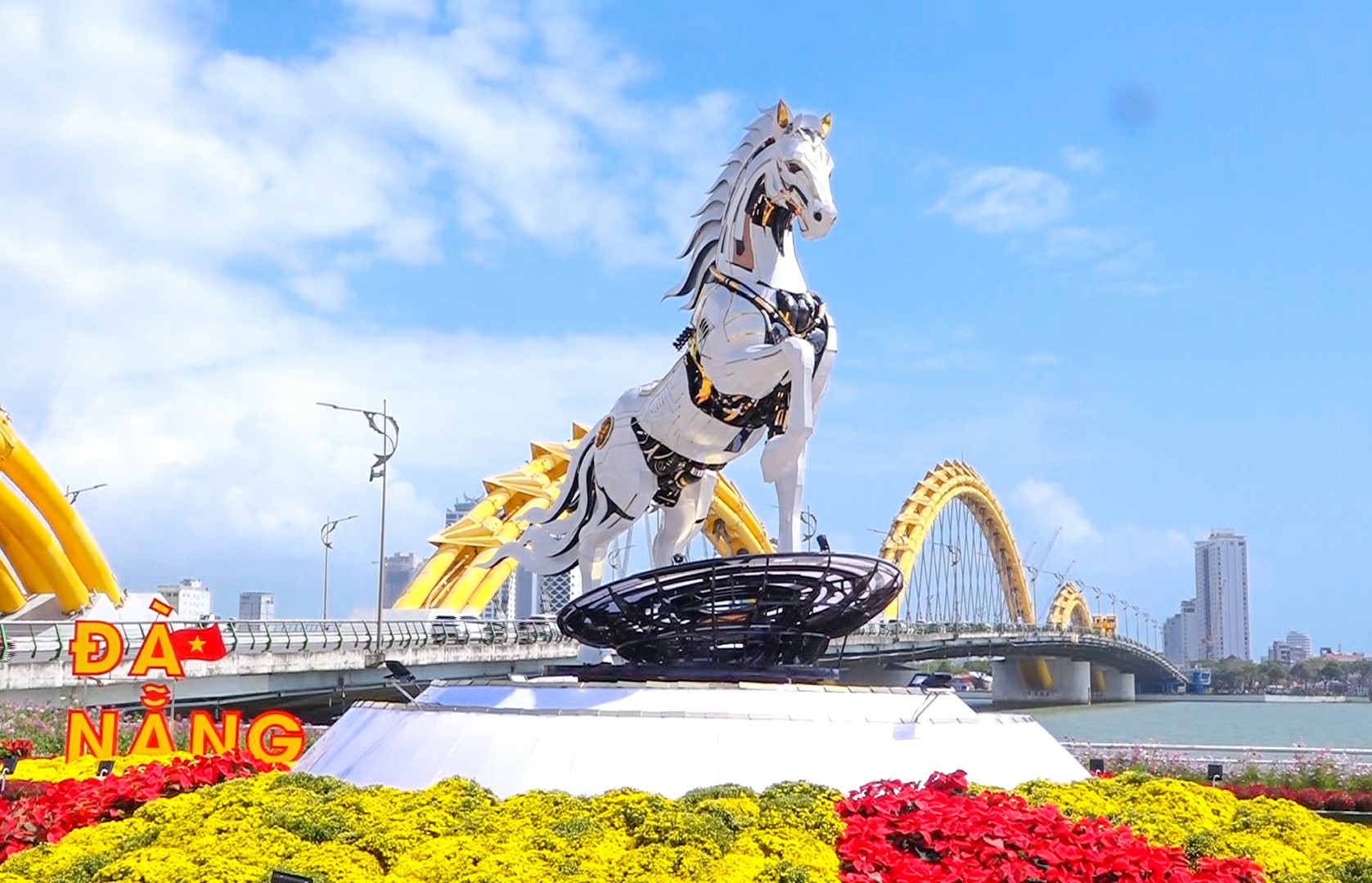 Video: Gấp rút hoàn thiện trang trí hoa, điện chiếu sáng đón Tết Bính Ngọ 2026