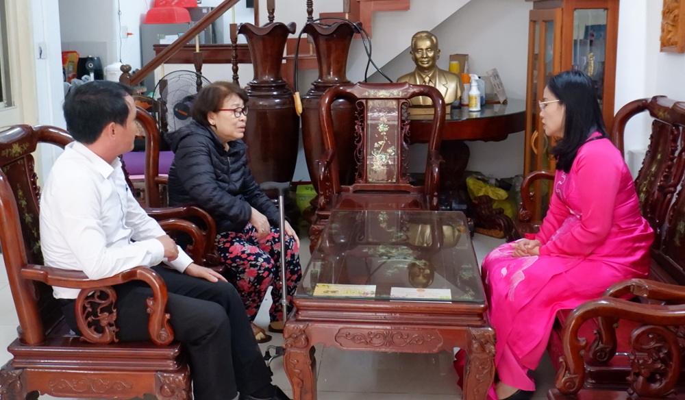 Phó Chủ tịch UBND thành phố Nguyễn Thị Anh Thi thăm, chúc Tết các gia đình nguyên lãnh đạo thành phố