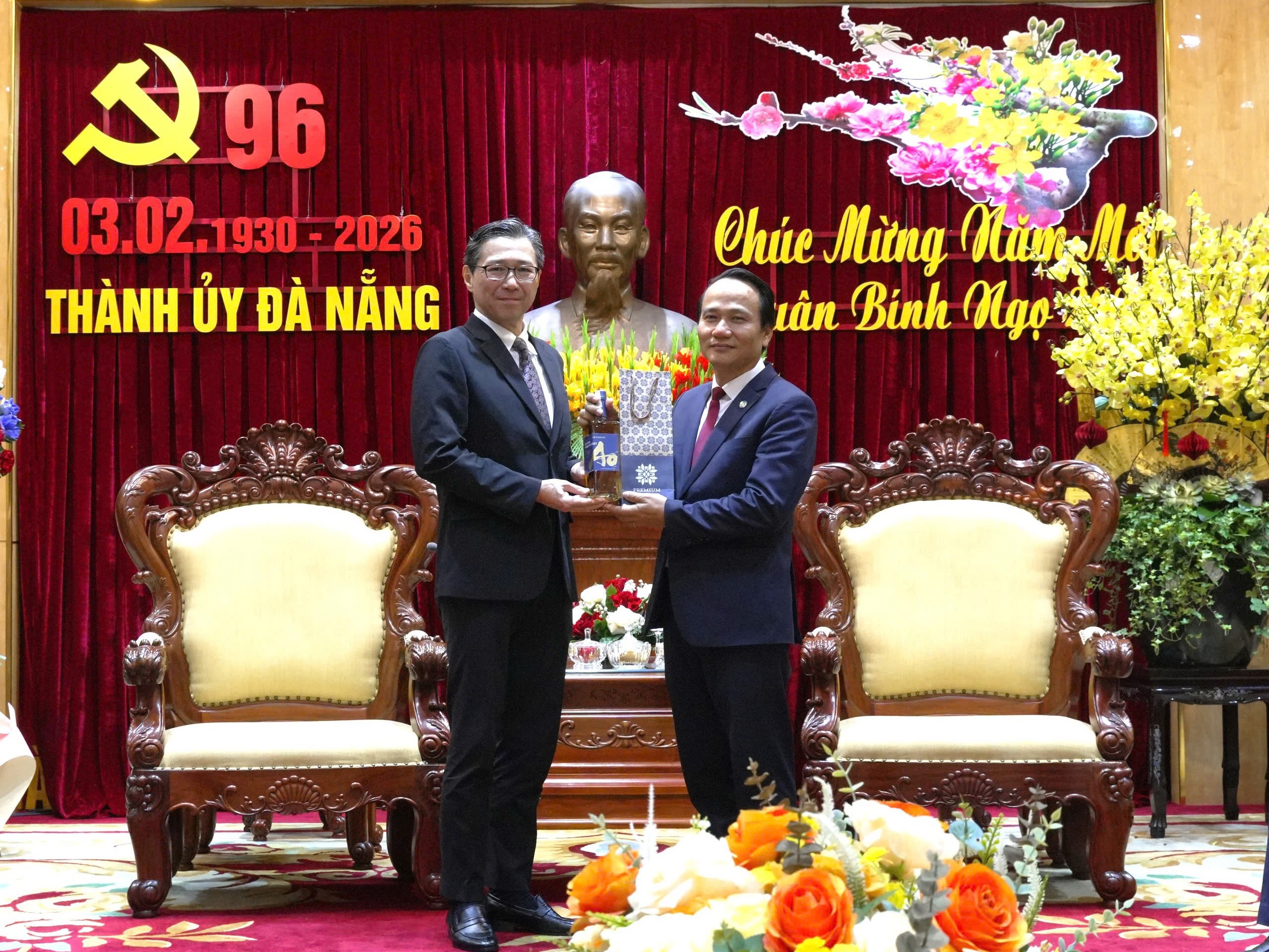 Phó Bí thư Thường trực Thành ủy Nguyễn Đình Vĩnh tiếp Tổng Lãnh sự Nhật Bản và Hàn Quốc