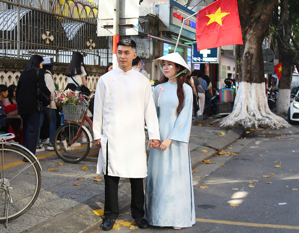 Áo dài dệt sắc Xuân trên phố