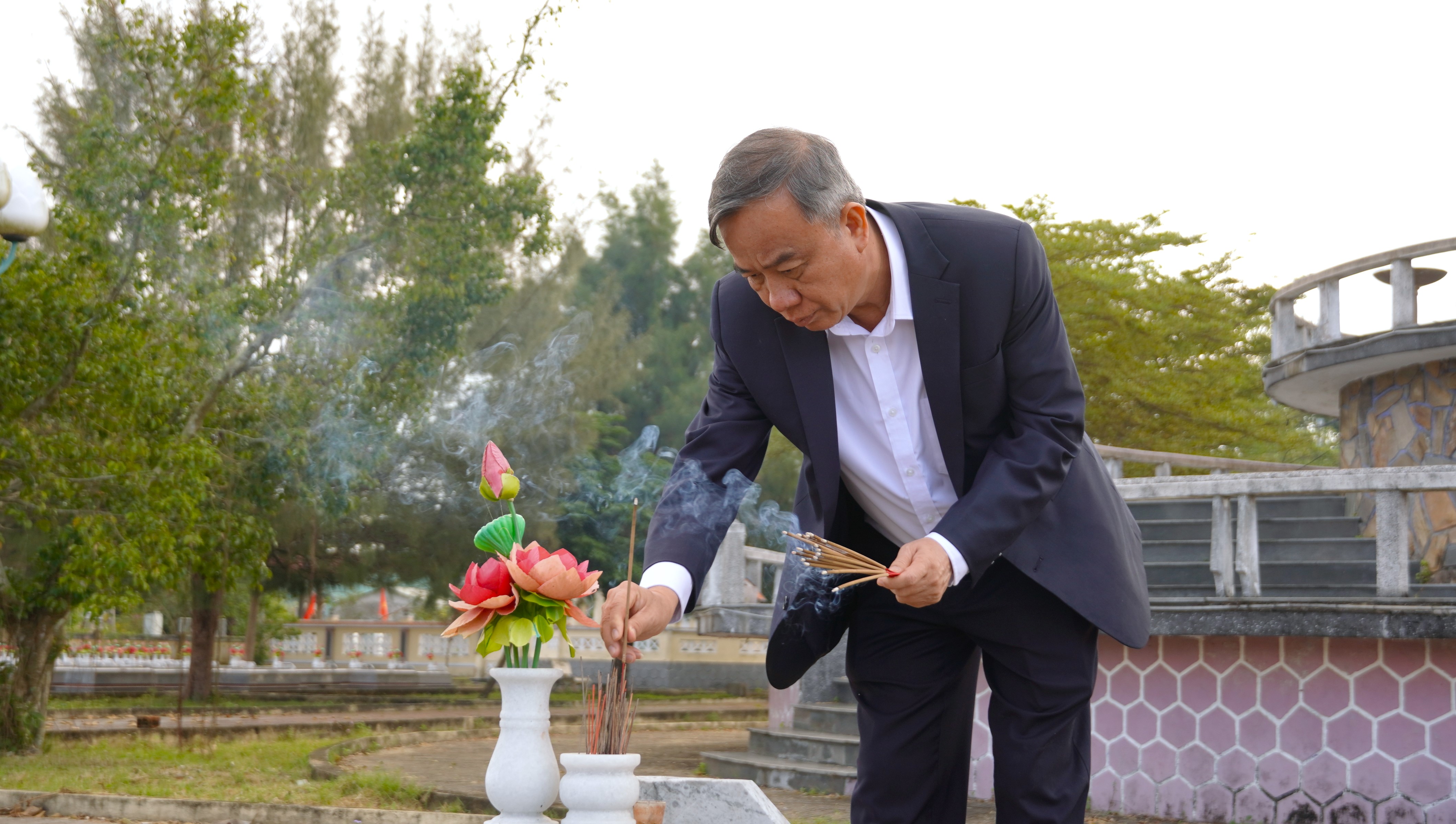 Phó Chủ tịch HĐND thành phố Trần Xuân Vinh dâng hương các nghĩa trang liệt sĩ nhân dịp Tết Bính Ngọ 2026