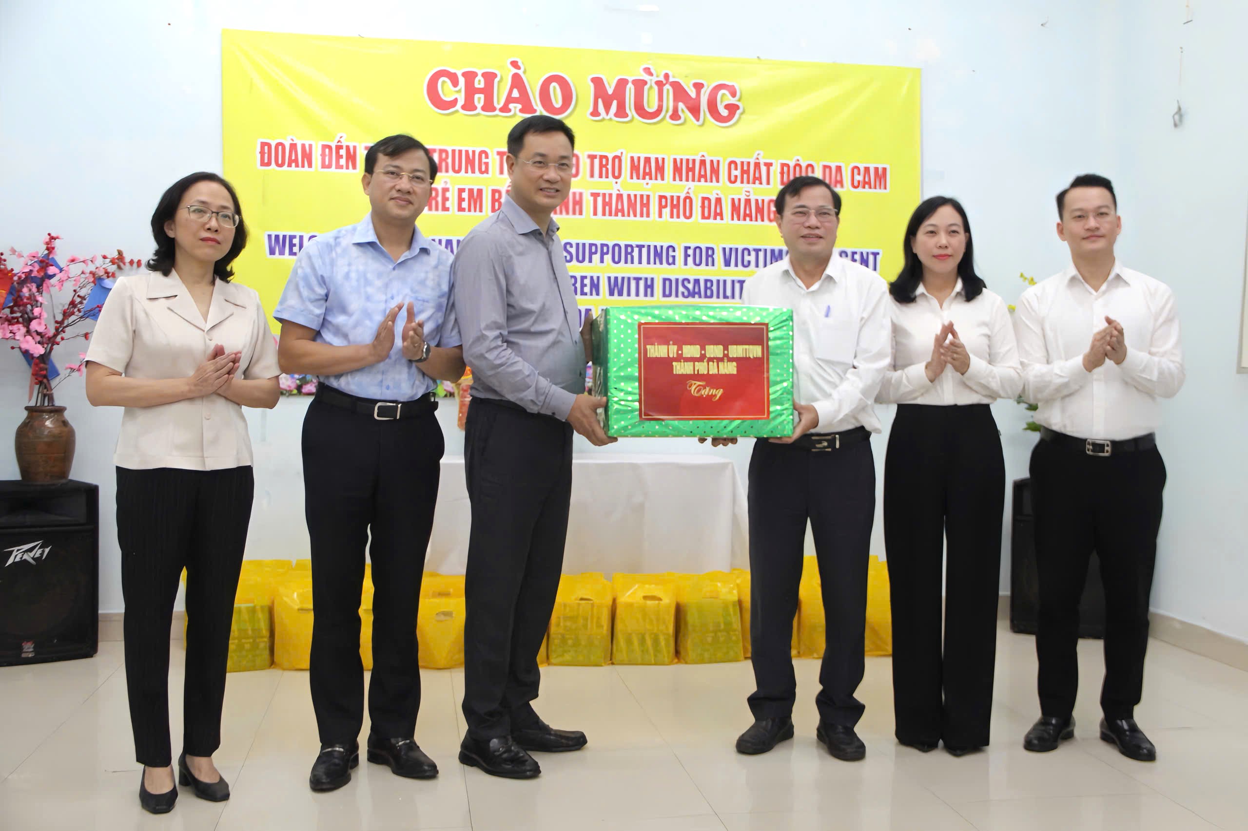 Bí thư Thành ủy Lê Ngọc Quang thăm, tặng quà trẻ em tại Trung tâm Bảo trợ nạn nhân chất độc da cam và trẻ em nghèo bất hạnh