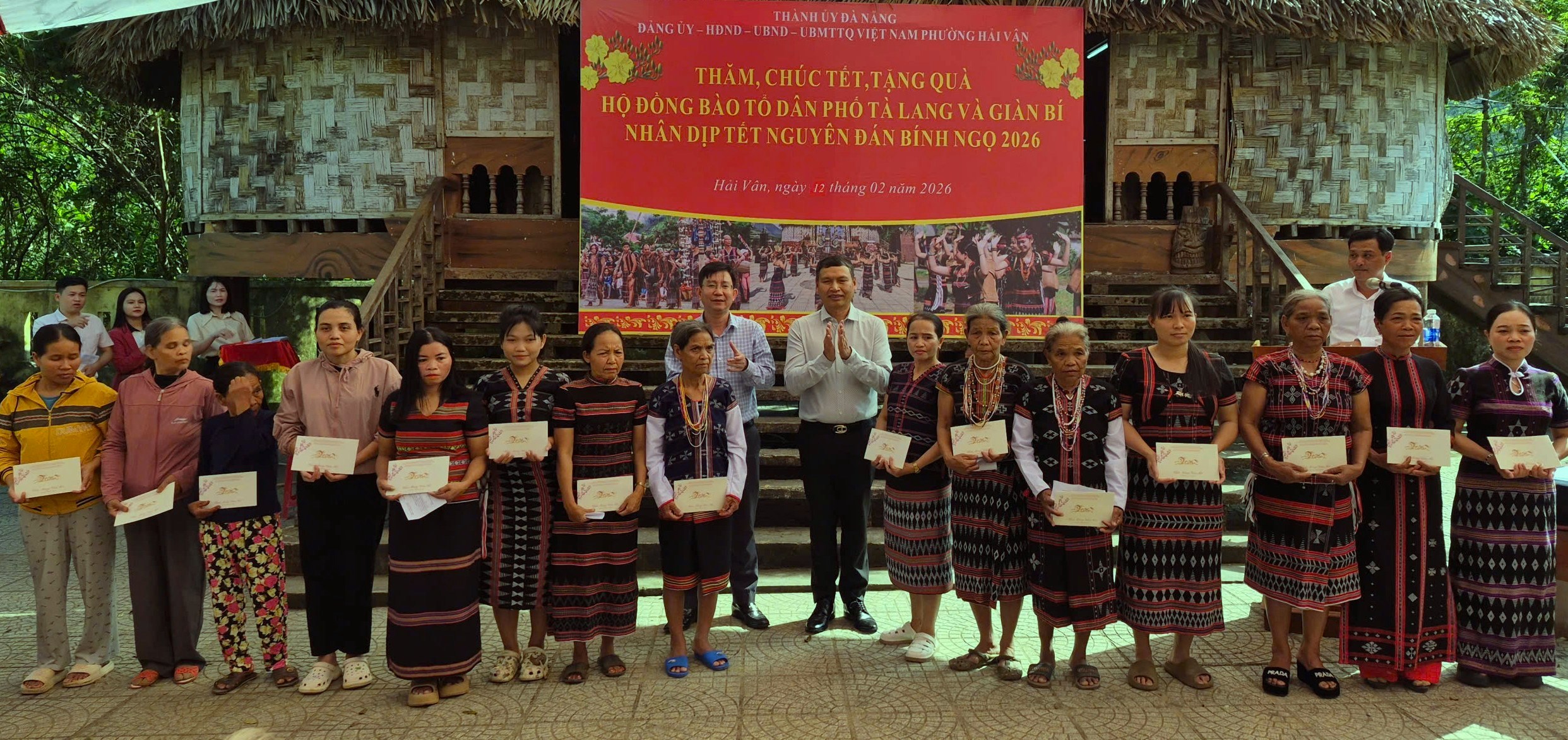 Lãnh đạo thành phố thăm, tặng quà Tết đồng bào dân tộc thiểu số tại phường Hải Vân
