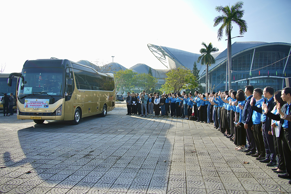 Chuyến xe Công đoàn - Cùng về quê đón Tết